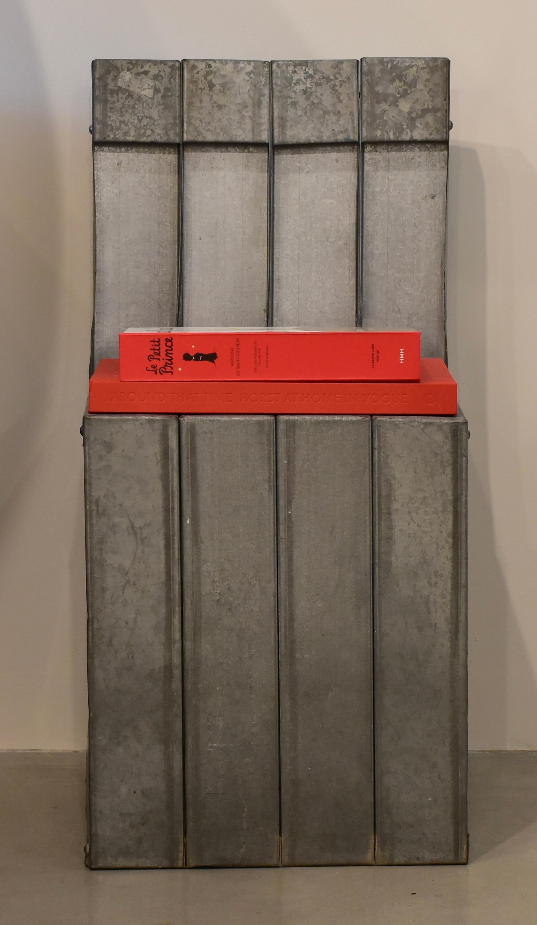Silla escultórica vintage moderna de metal galvanizado Estadounidense en venta