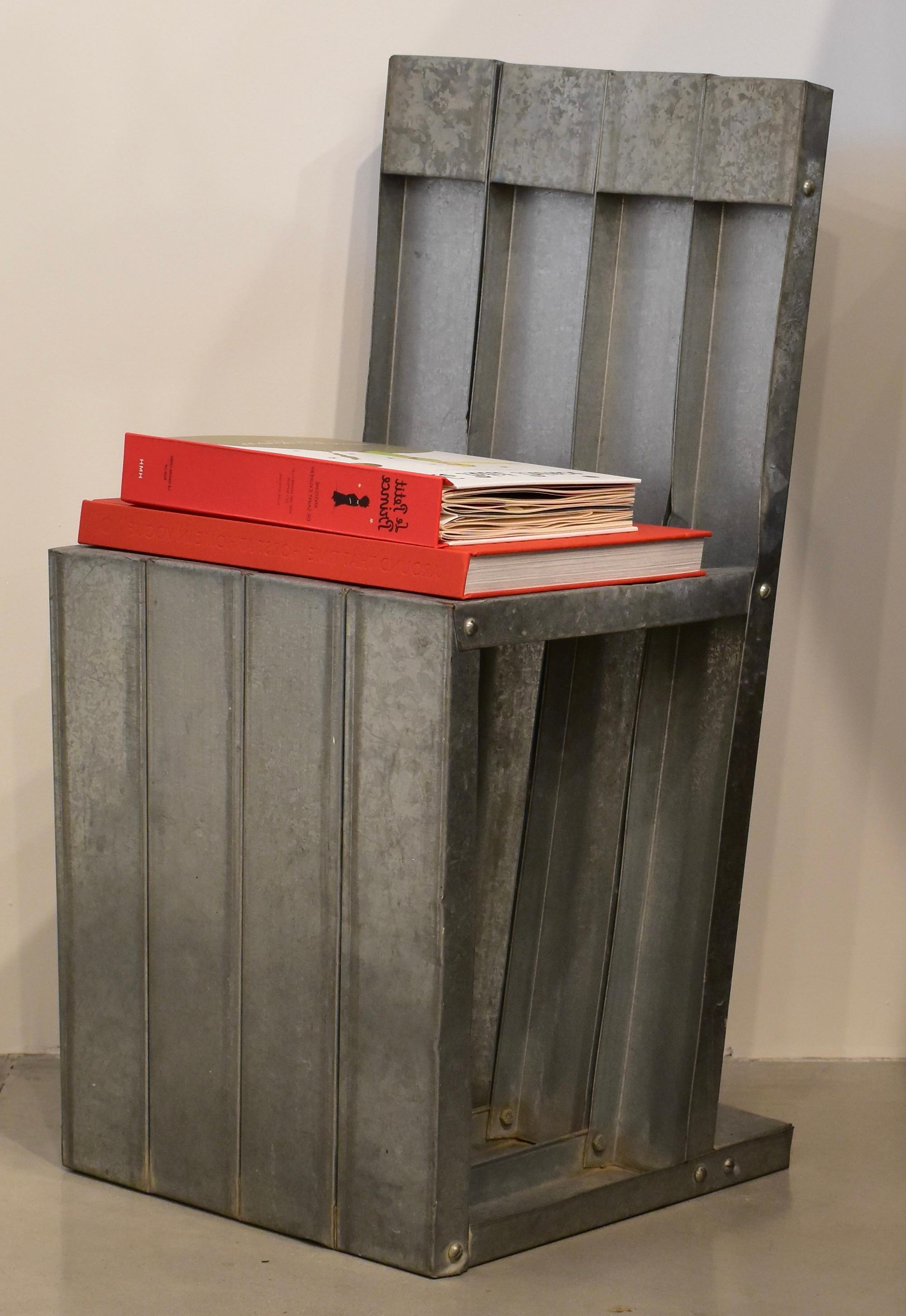 Silla escultórica vintage moderna de metal galvanizado Galvanizado en venta