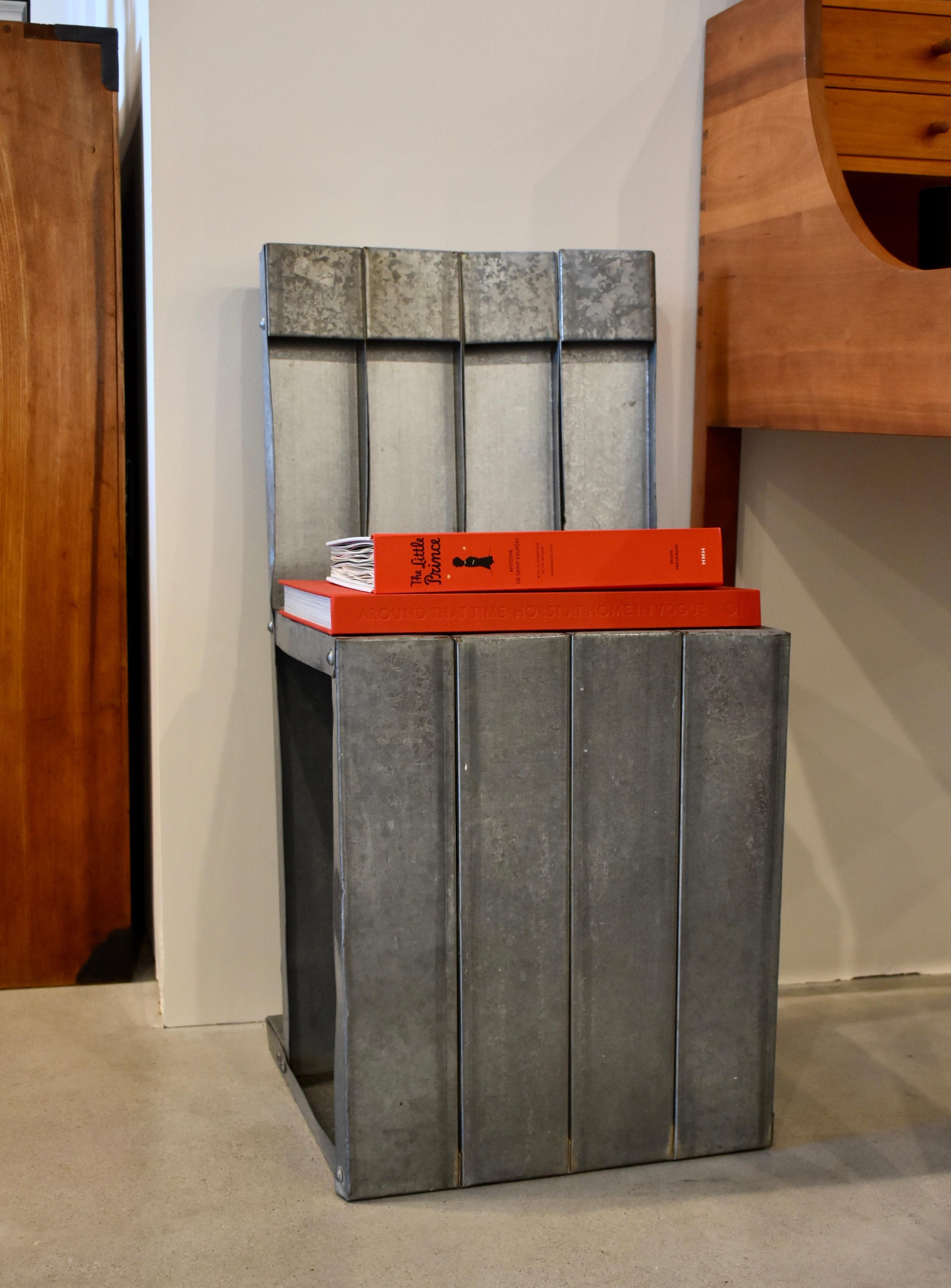Silla escultórica vintage moderna de metal galvanizado en Bueno estado para la venta en Bonita Springs, FL