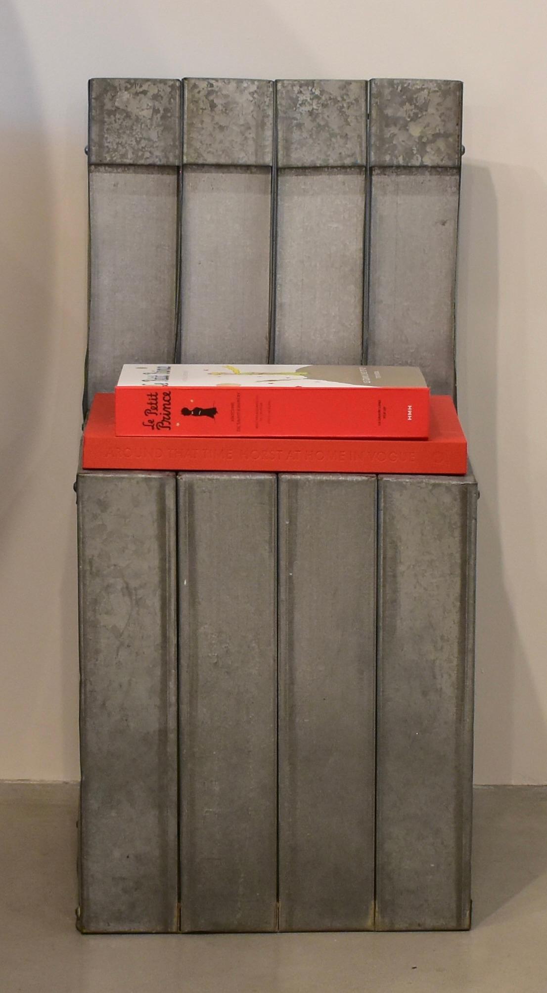 Silla escultórica vintage moderna de metal galvanizado siglo XX en venta