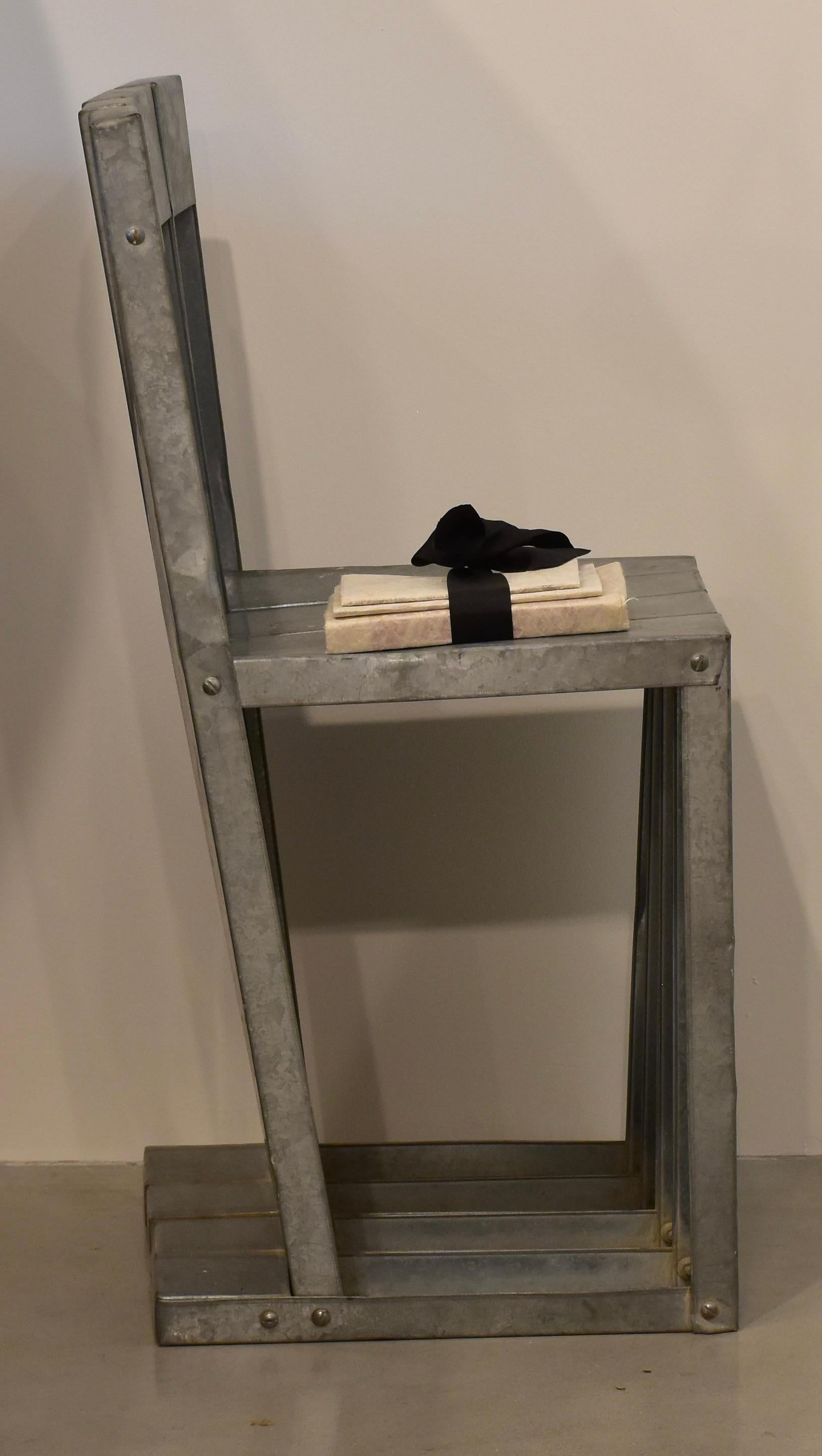 Silla escultórica vintage moderna de metal galvanizado Metal en venta
