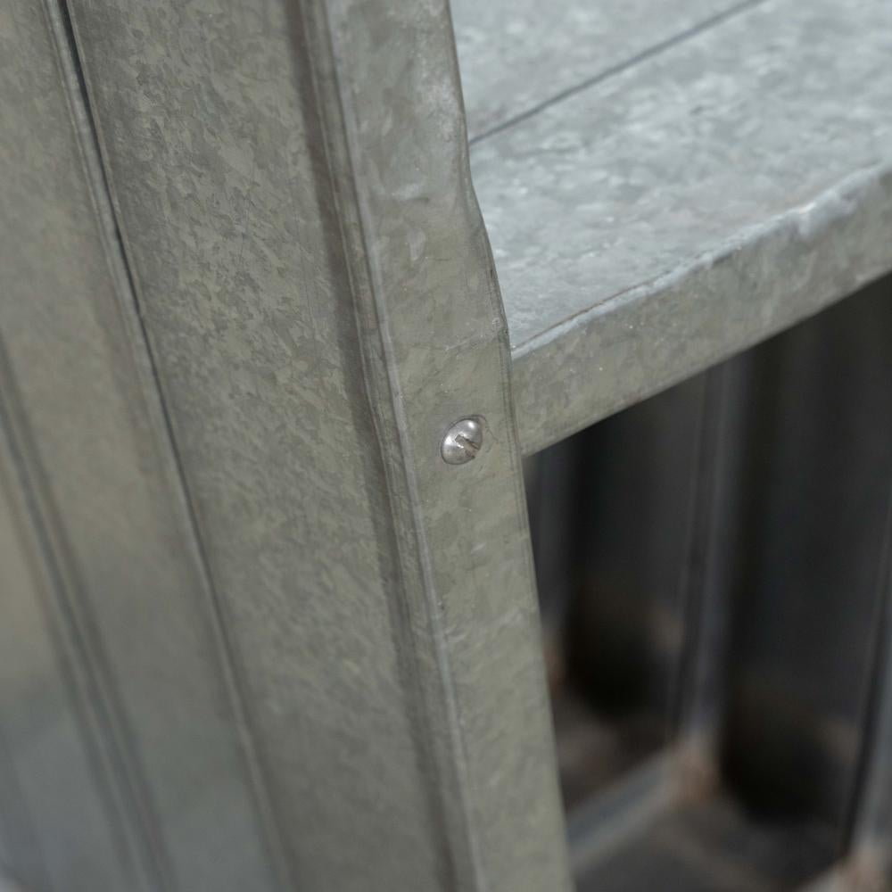 Silla escultórica vintage moderna de metal galvanizado en venta 1
