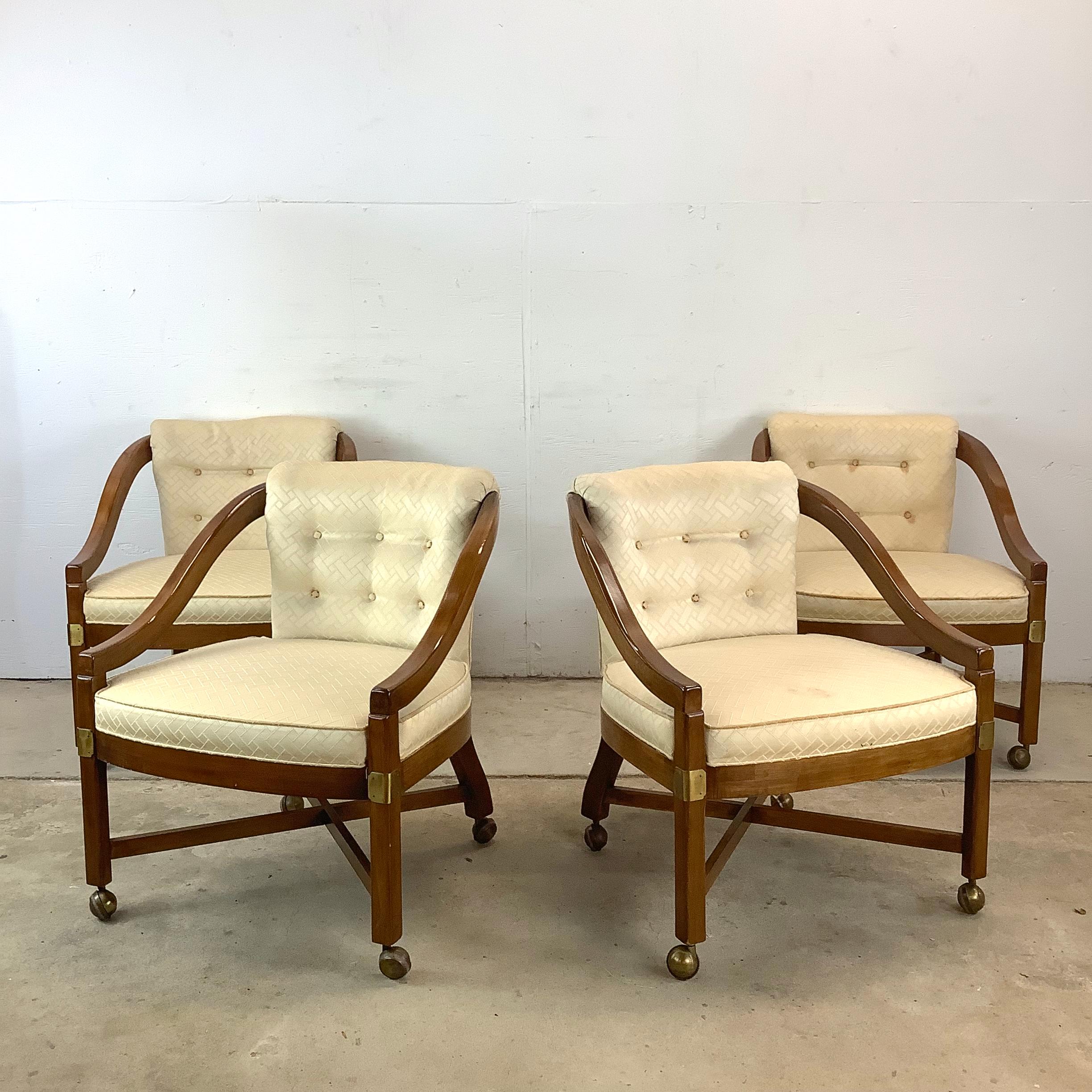 Dai un tocco di raffinatezza alle tue serate di gioco o ai rituali del caffè mattutino con questo elegante set da gioco a cinque pezzi del Mid-Century. Sebbene non sia contrassegnato, il set ricorda da vicino lo stile raffinato dei lavori di Edward