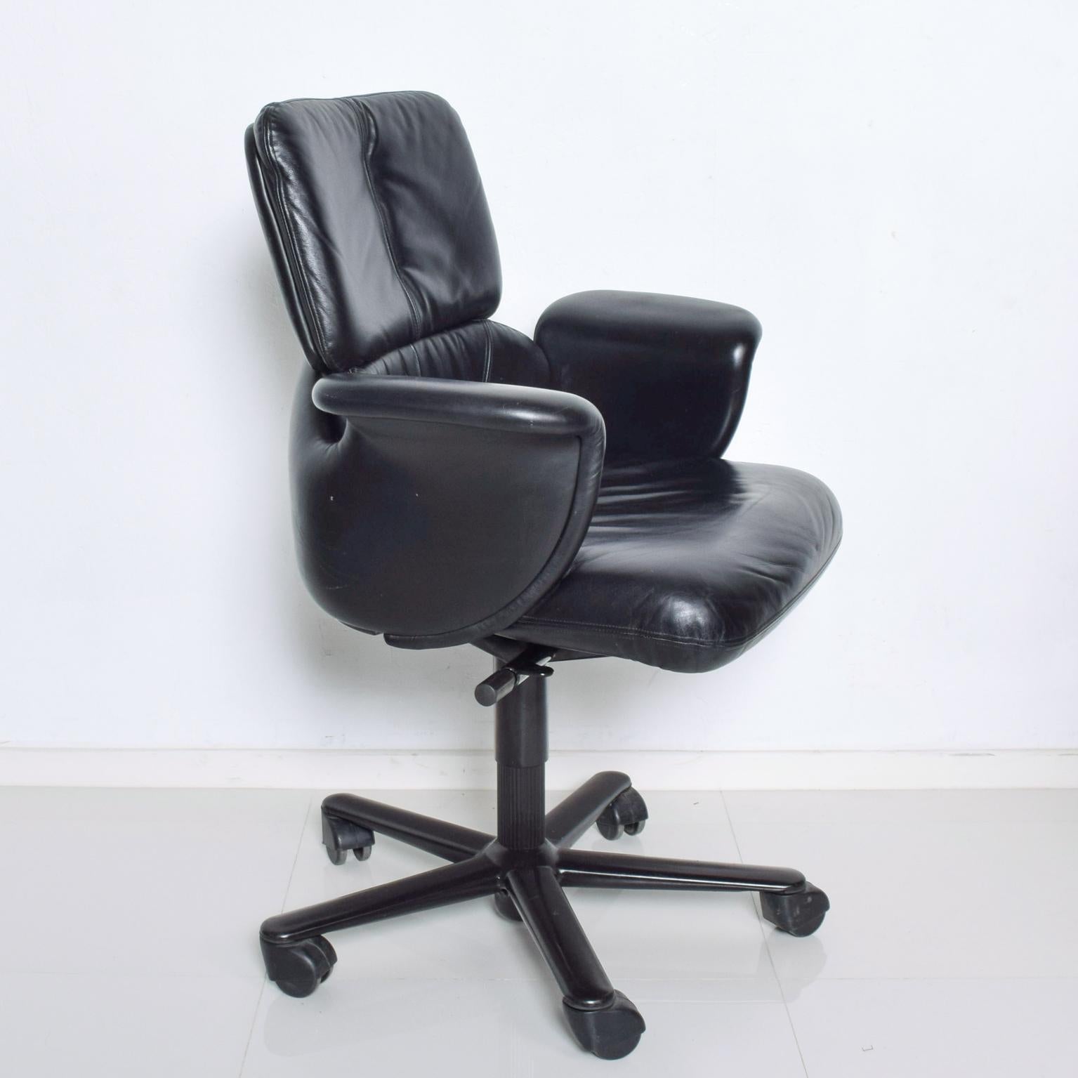 American  Modern Geoff Hollington for Herman Miller, Executive Black Leather Office Chair