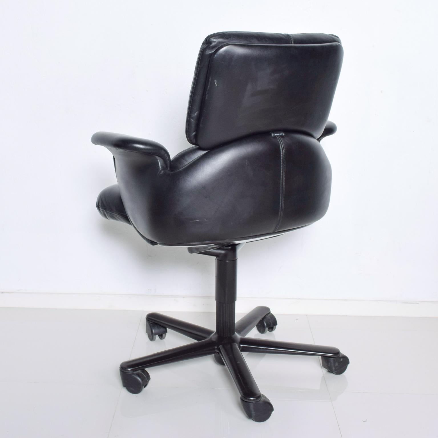  Modern Geoff Hollington for Herman Miller, Executive Black Leather Office Chair In Good Condition In Chula Vista, CA