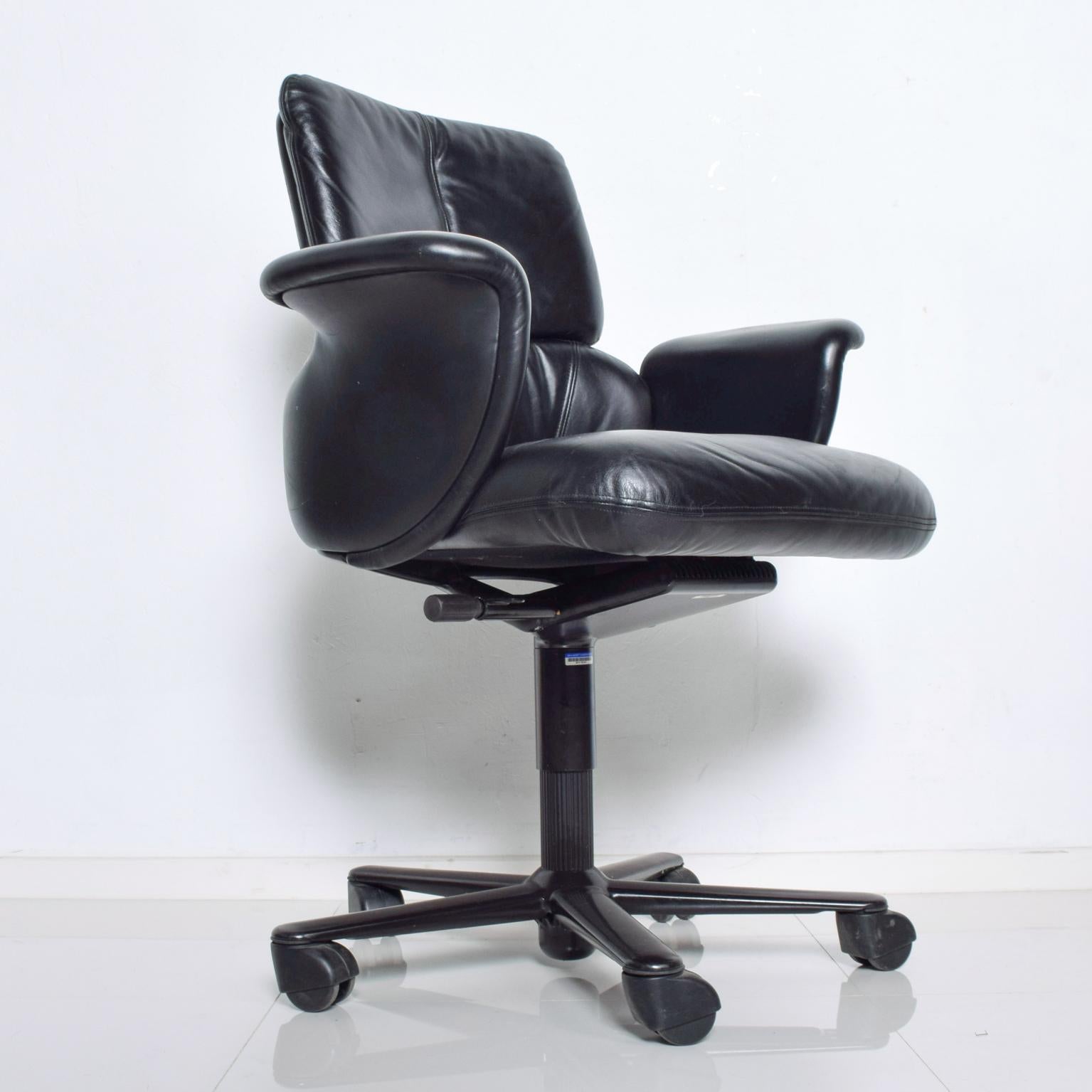 Late 20th Century  Modern Geoff Hollington for Herman Miller, Executive Black Leather Office Chair
