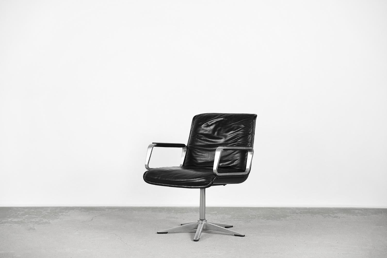 This office chair was designed by Delta-Design, which included Michael Conrad, Henner Werner, Detlef Unger and Dieter Raffler in 1968. Delta-Design developed the 2000 series for Wilkhahn, which was a popular line of seats for discerning executives.