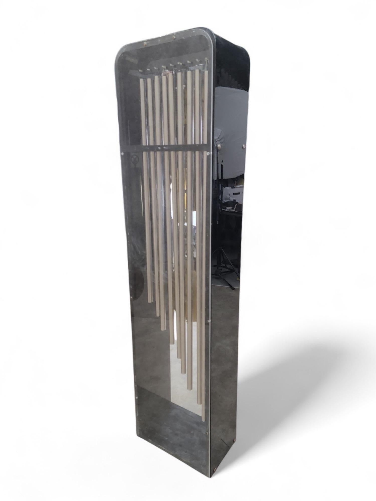 Vintage Modern German Hermle Black Forest Acrylic Cased 3 Chime Tubular Movement Grandfather Clock

Décorez votre salon moderne ou votre espace de bureau avec cette magnifique horloge grand-père vintage à boîtier en verre et acrylique noir. Avec les