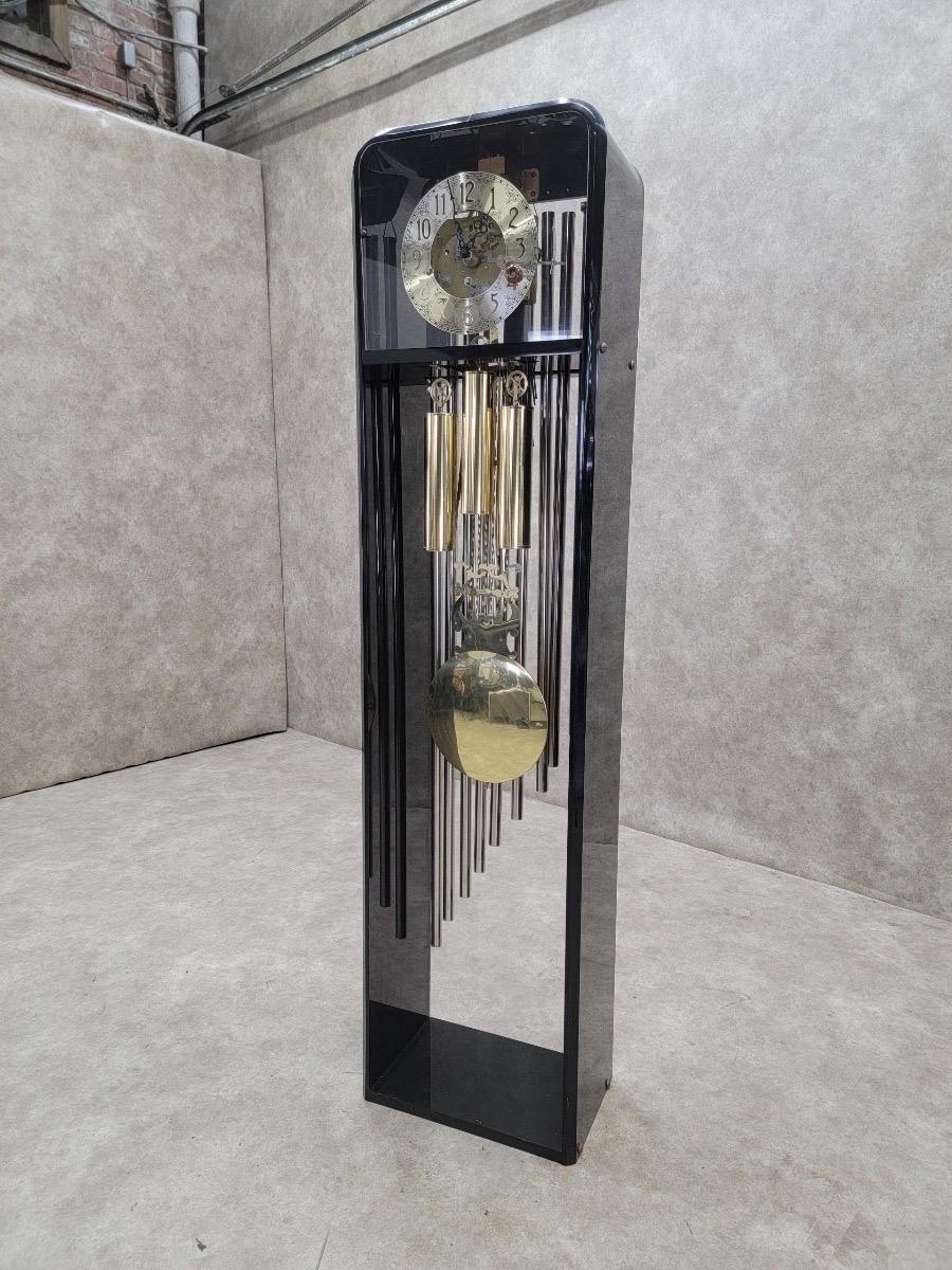 Allemand Horloge grand-père allemande vintage moderne Hermle Black Forest Acrylique en vente