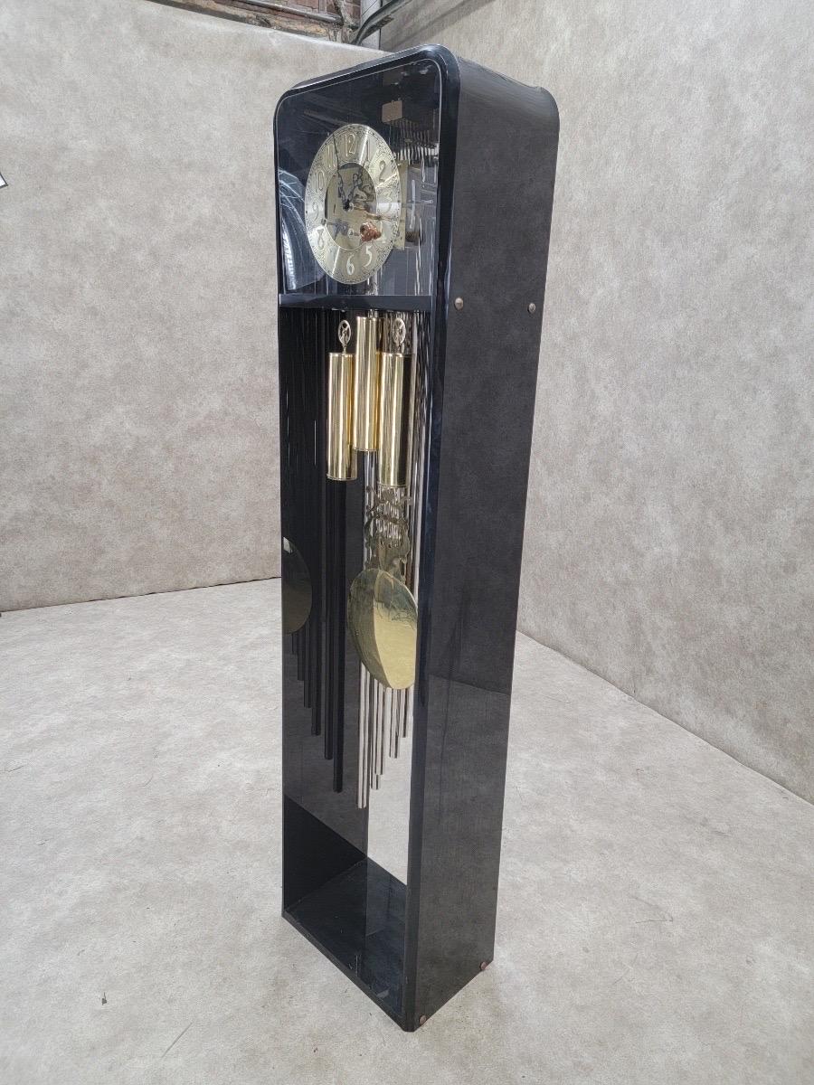 Horloge grand-père allemande vintage moderne Hermle Black Forest Acrylique en vente 1
