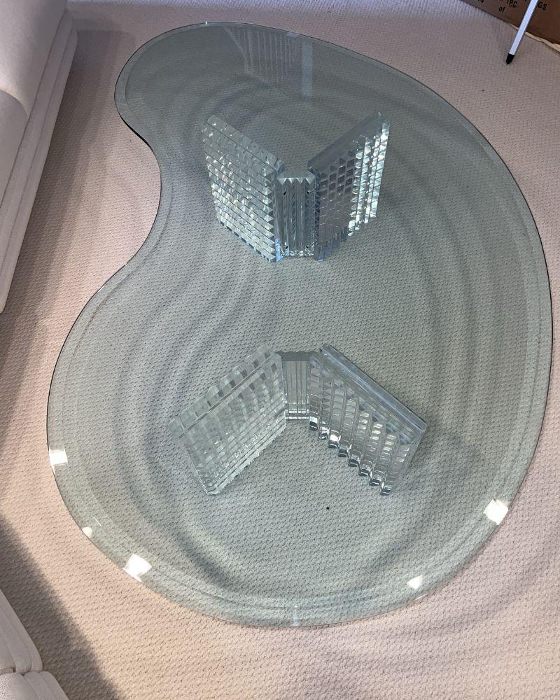 Table basse moderne en verre et lucite en forme de goutte d'eau dans le style Adrian Pearsall en vente 3