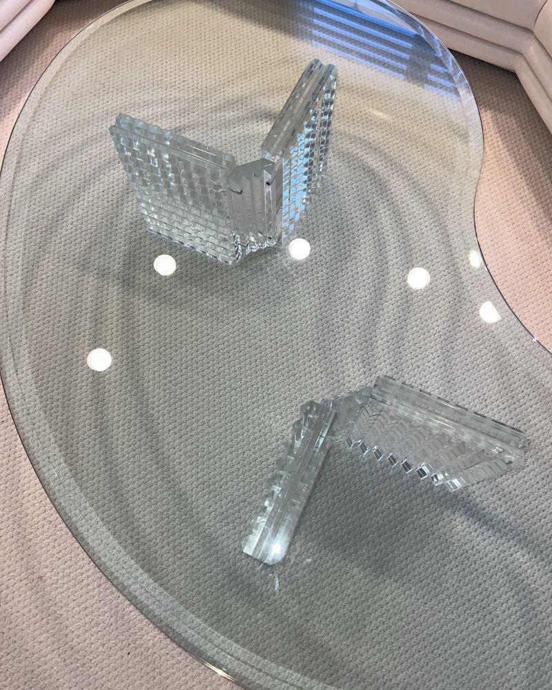 Moderne Table basse moderne en verre et lucite en forme de goutte d'eau dans le style Adrian Pearsall en vente