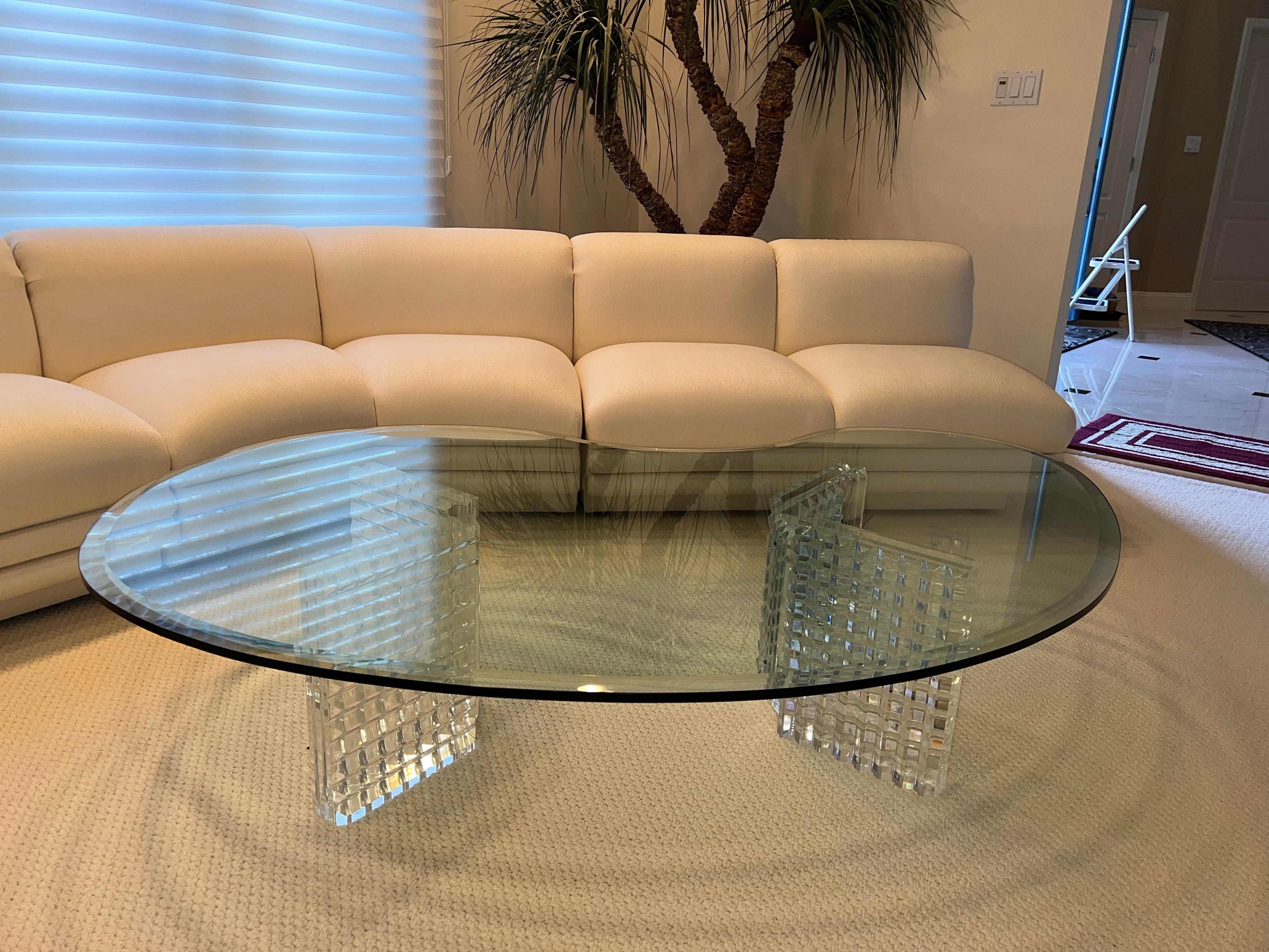 Fin du 20e siècle Table basse moderne en verre et lucite en forme de goutte d'eau dans le style Adrian Pearsall en vente