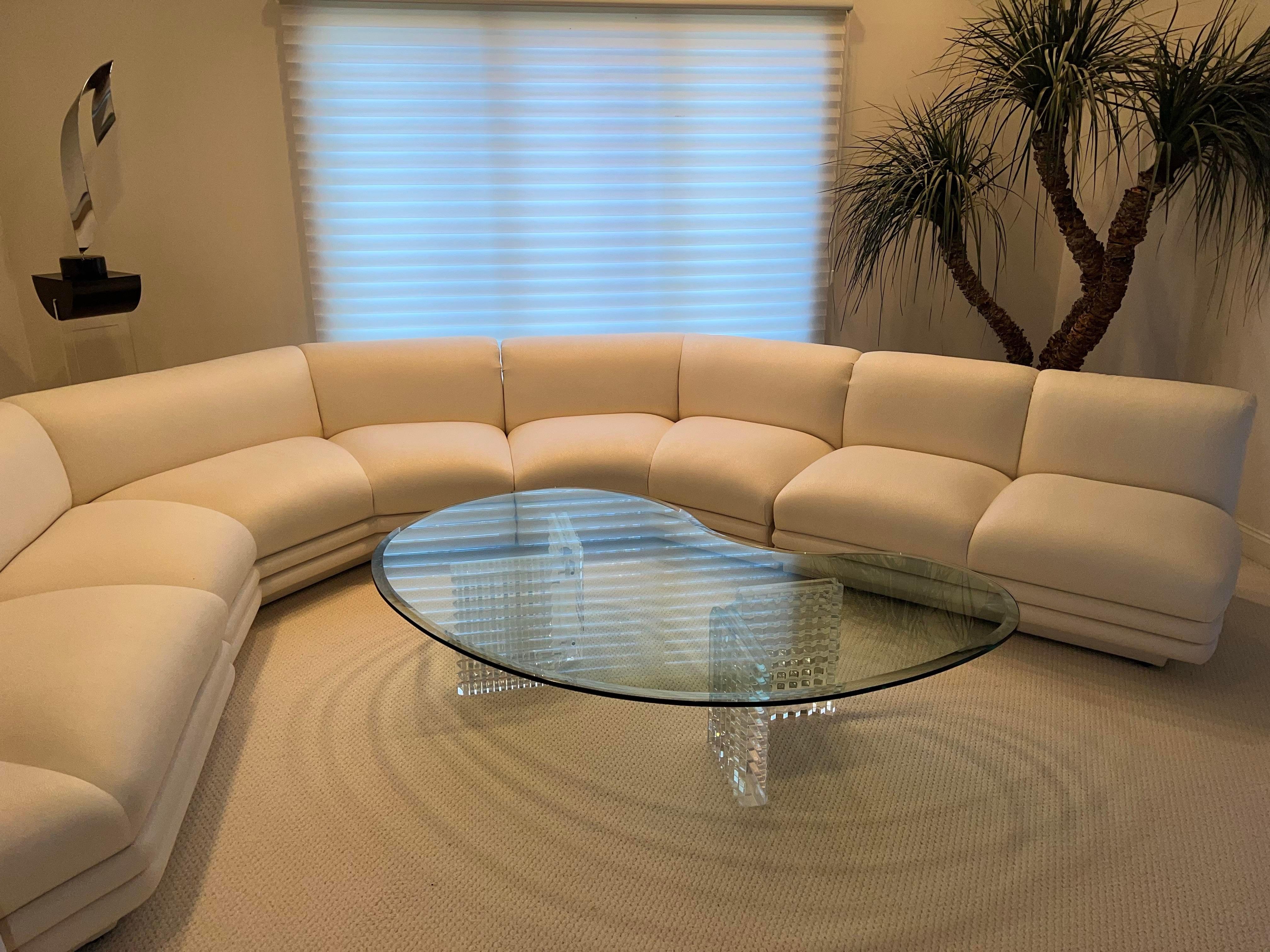 Verre Table basse moderne en verre et lucite en forme de goutte d'eau dans le style Adrian Pearsall en vente