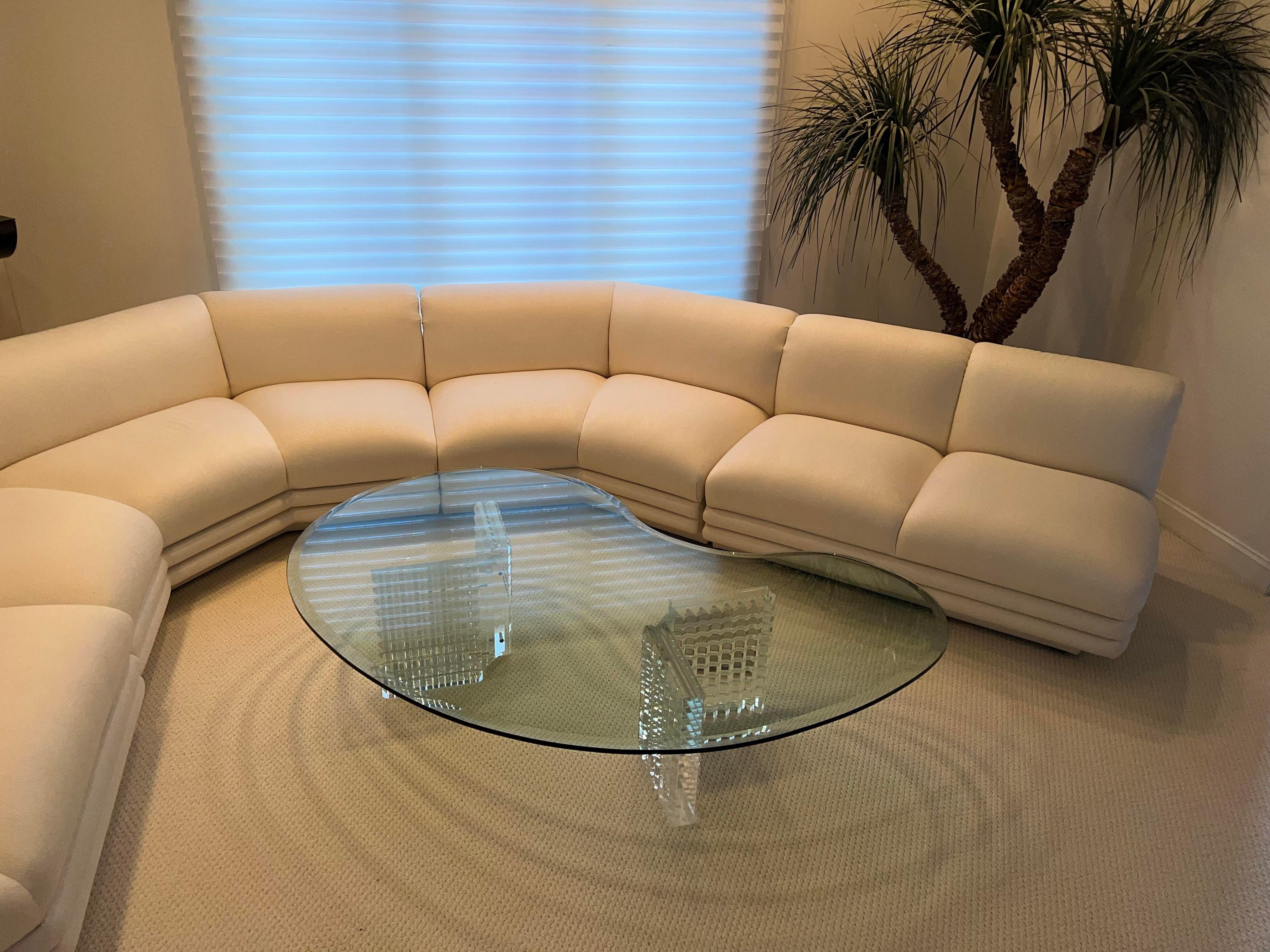 Table basse moderne en verre et lucite en forme de goutte d'eau dans le style Adrian Pearsall en vente 1