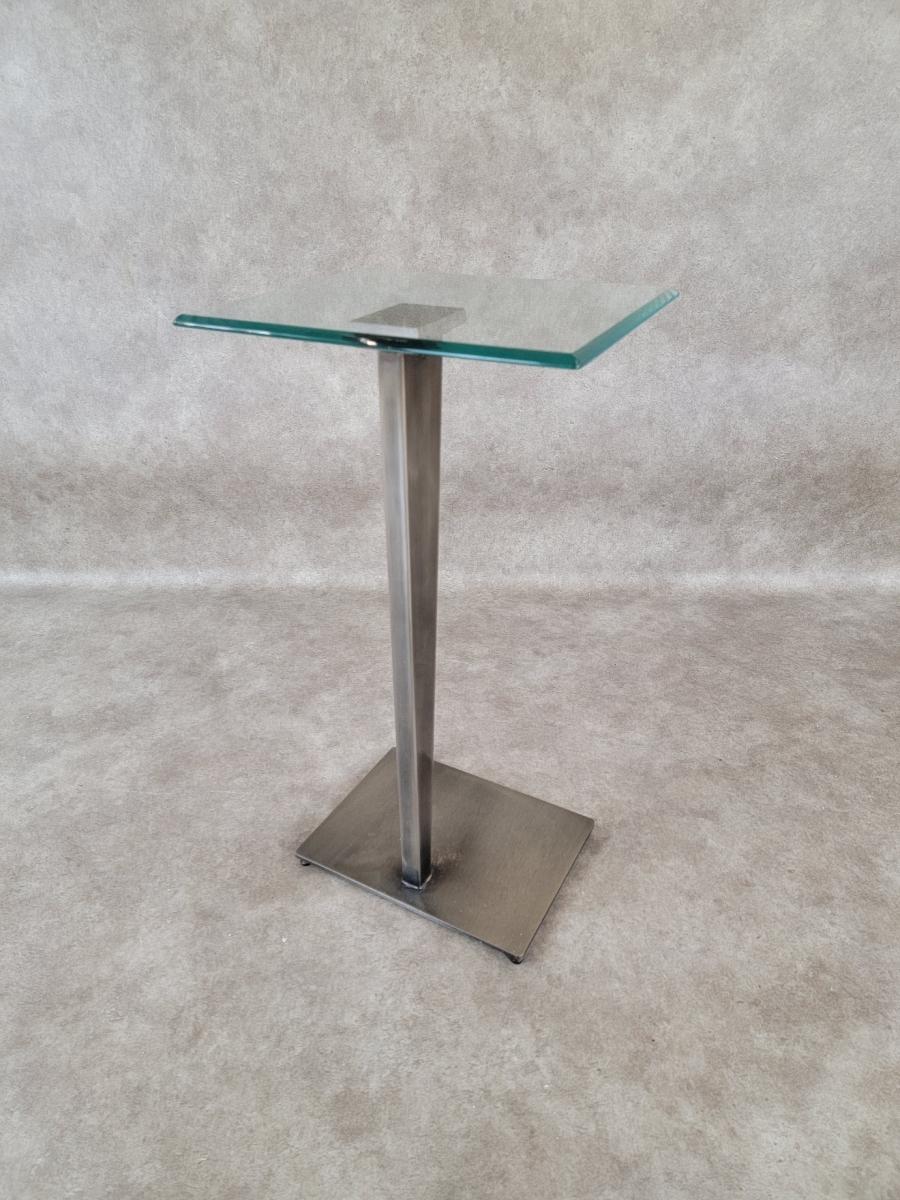 Table à cocktail vintage moderne avec plateau en verre et base à piédestal en métal.

Dimensions :
26 
