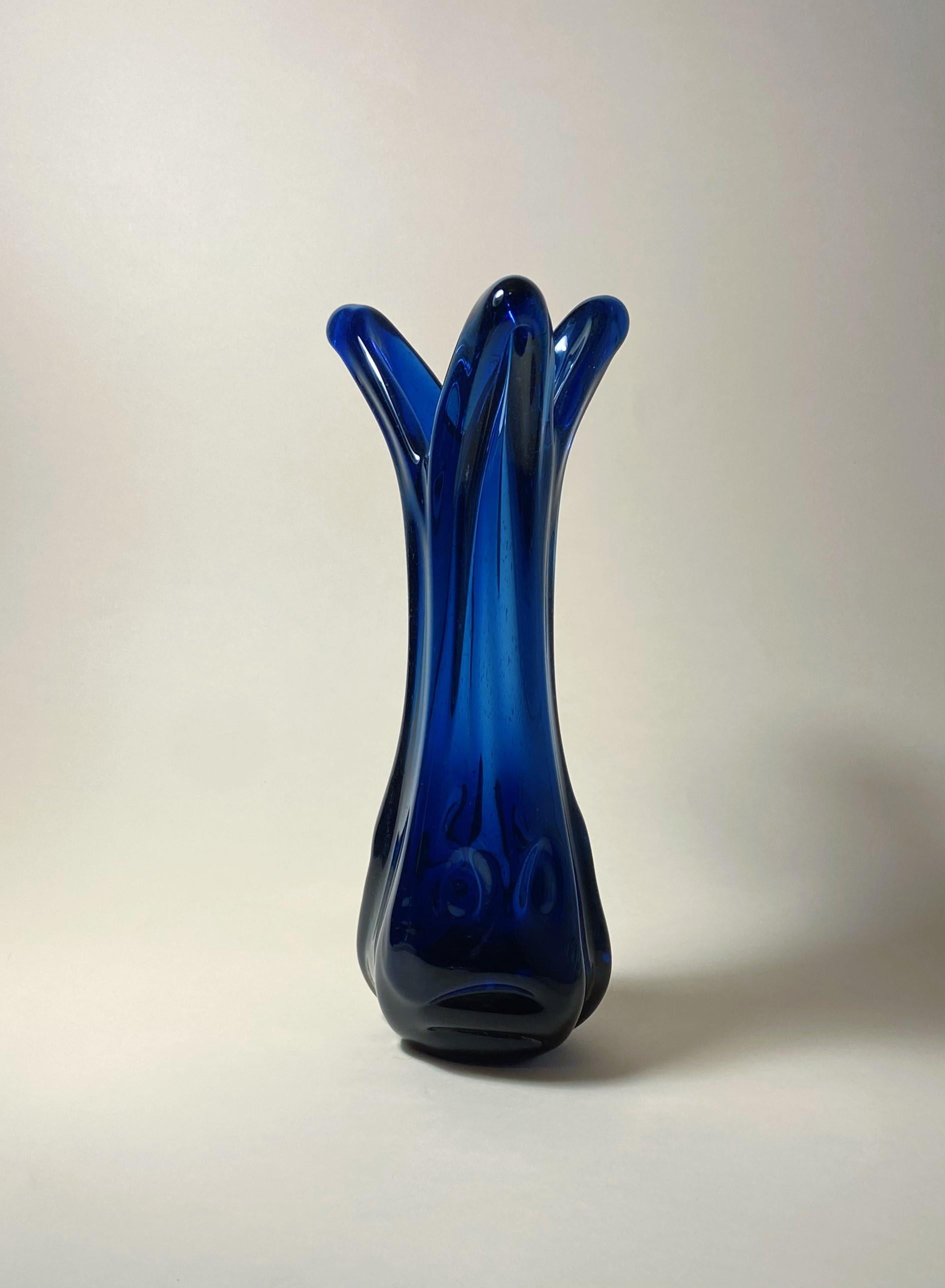 Moderno Vaso di vetro moderno d'epoca Budveszel Gyula Ungheria anni '90 in vendita
