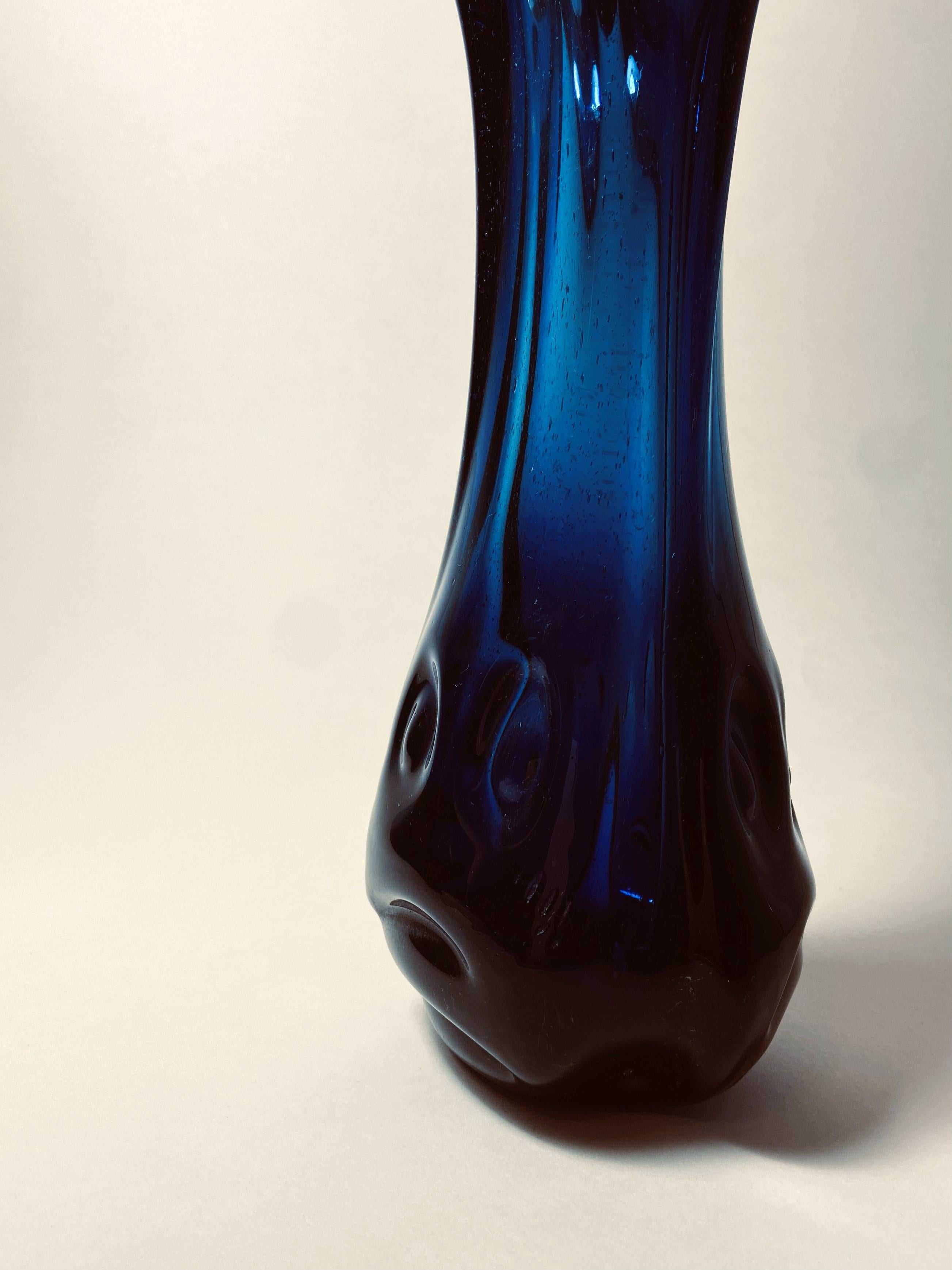 Ungherese Vaso di vetro moderno d'epoca Budveszel Gyula Ungheria anni '90 in vendita
