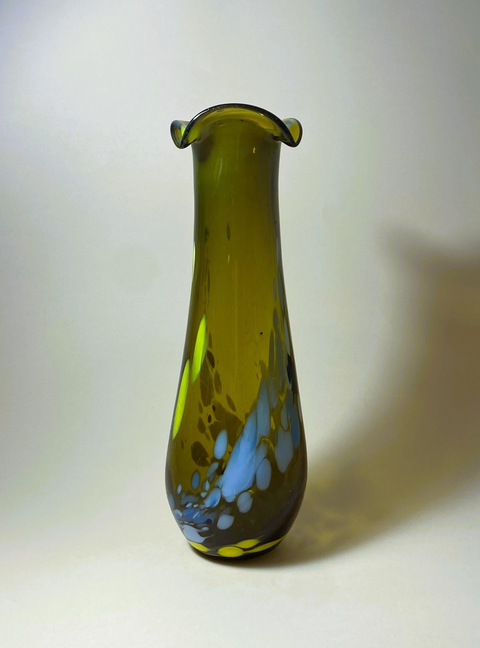 Ungherese Vaso di vetro moderno d'epoca Budveszel Gyula Ungheria anni '90 in vendita
