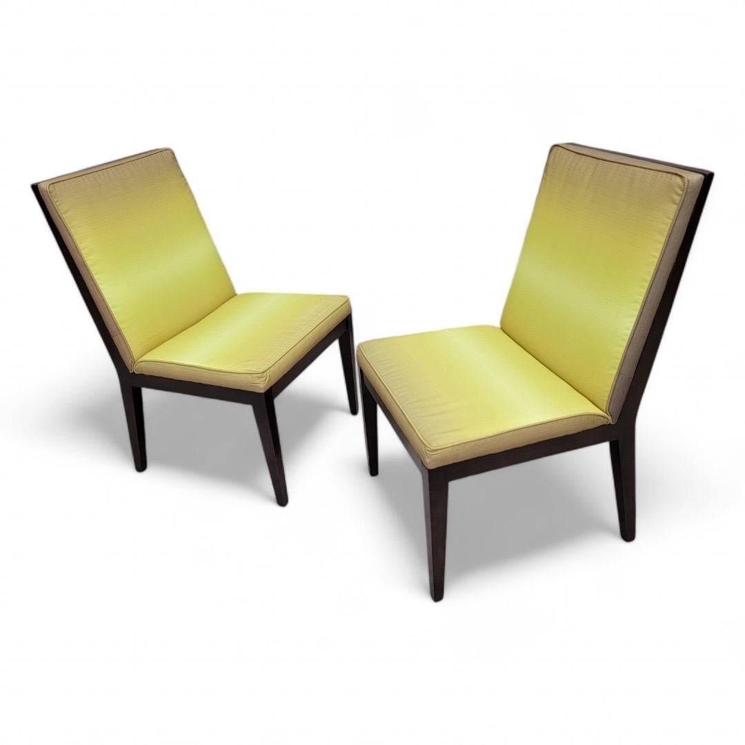 Modernes Set aus 4 Stühlen mit dunklem Walnussholzrahmen, schräger, hoher Rückenlehne, konischen Beinen und ohne Armlehnen von Gunlocke Chair Co. Diese Stühle zeichnen sich durch schöne, klare Linien aus und sind mit einem irisierenden,