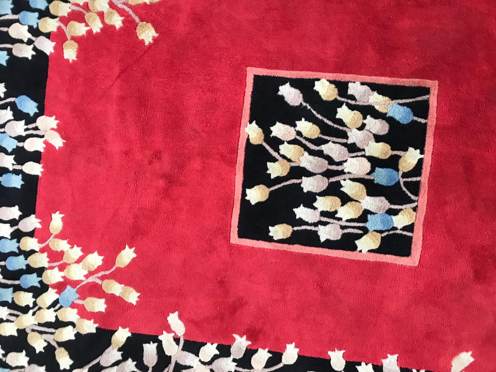 Beautiful vintage Indian rug with pretty modern design and beautiful colors with a red field, entirely hand tufted with wool velvet on cotton foundation.
  
✨✨✨
