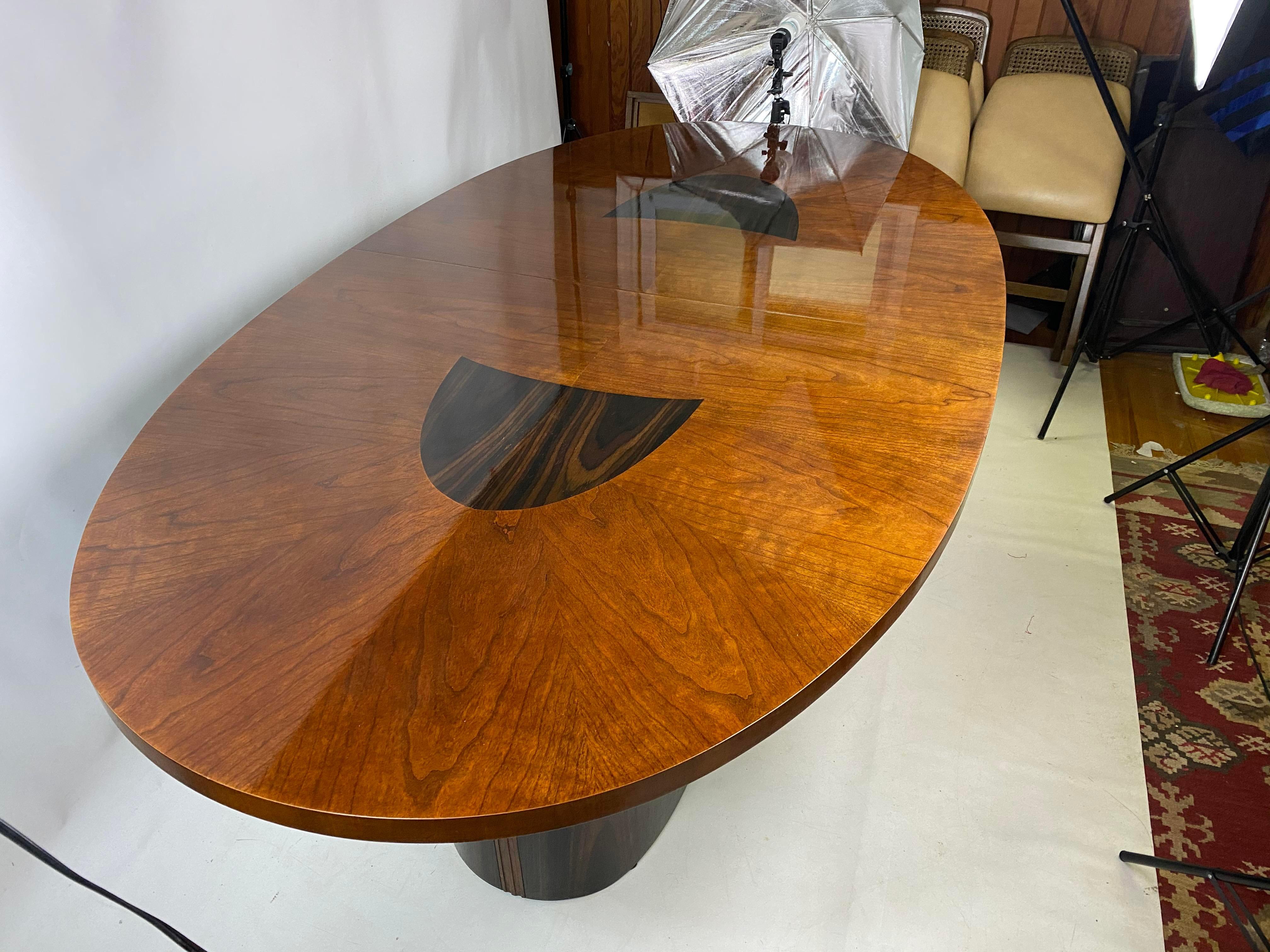 Vintage modern Henredon cherry hardwood dining table. Table leaf measures 20in wide.