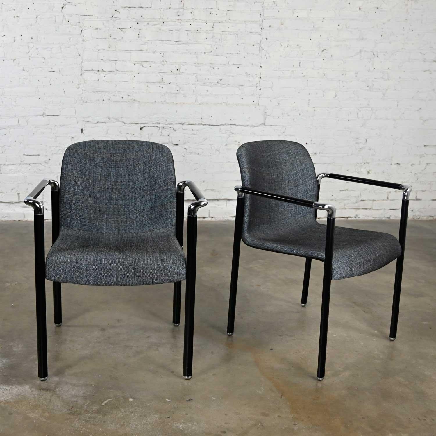 Paire de fauteuils Herman Miller chromés et noirs avec tissu d'origine en vente 7