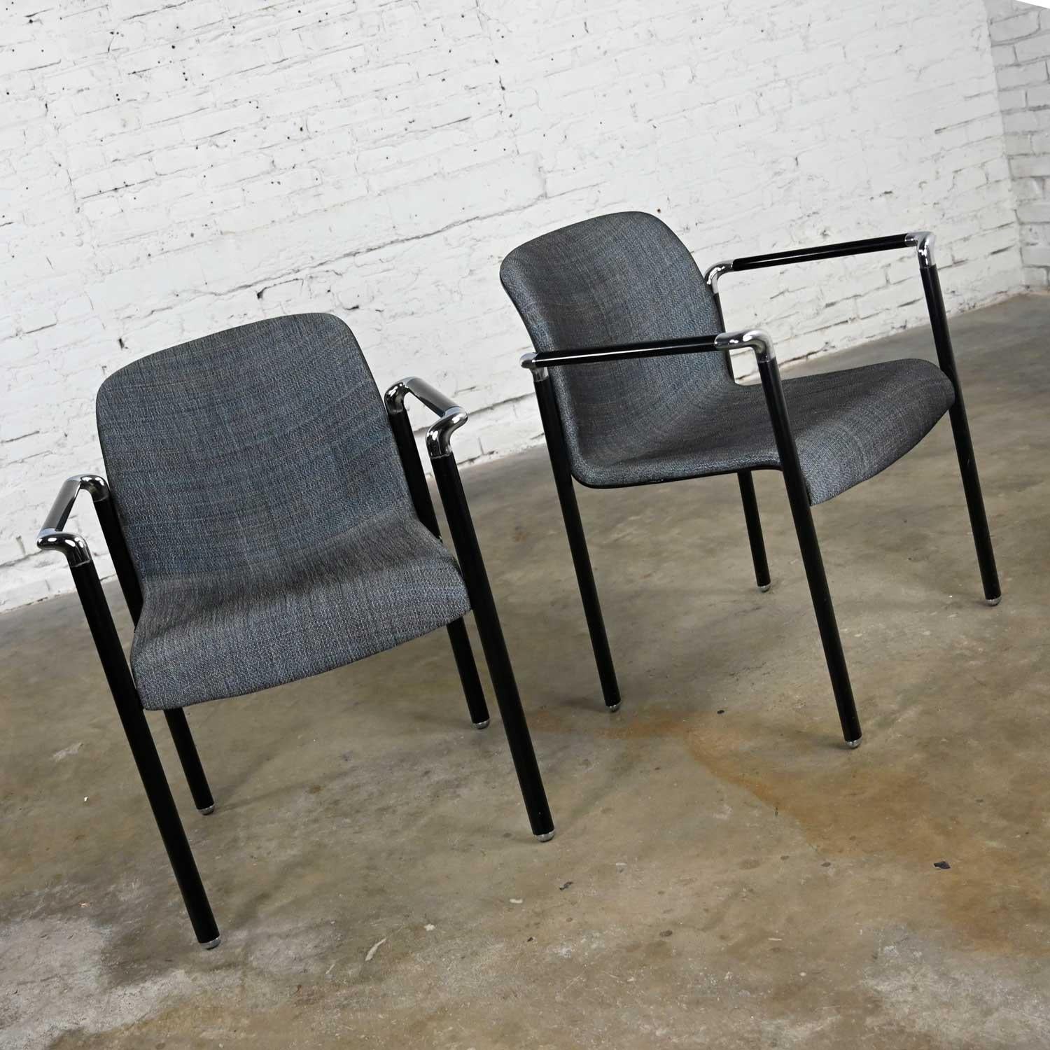 Auffallendes Paar von  Die verchromten und schwarzen Sessel von Herman Miller tragen ihren ursprünglichen grau schillernden Stoff. Schöner Zustand, im Auge behalten, dass diese sind Vintage und nicht neu, so wird Zeichen von Gebrauch und Verschleiß