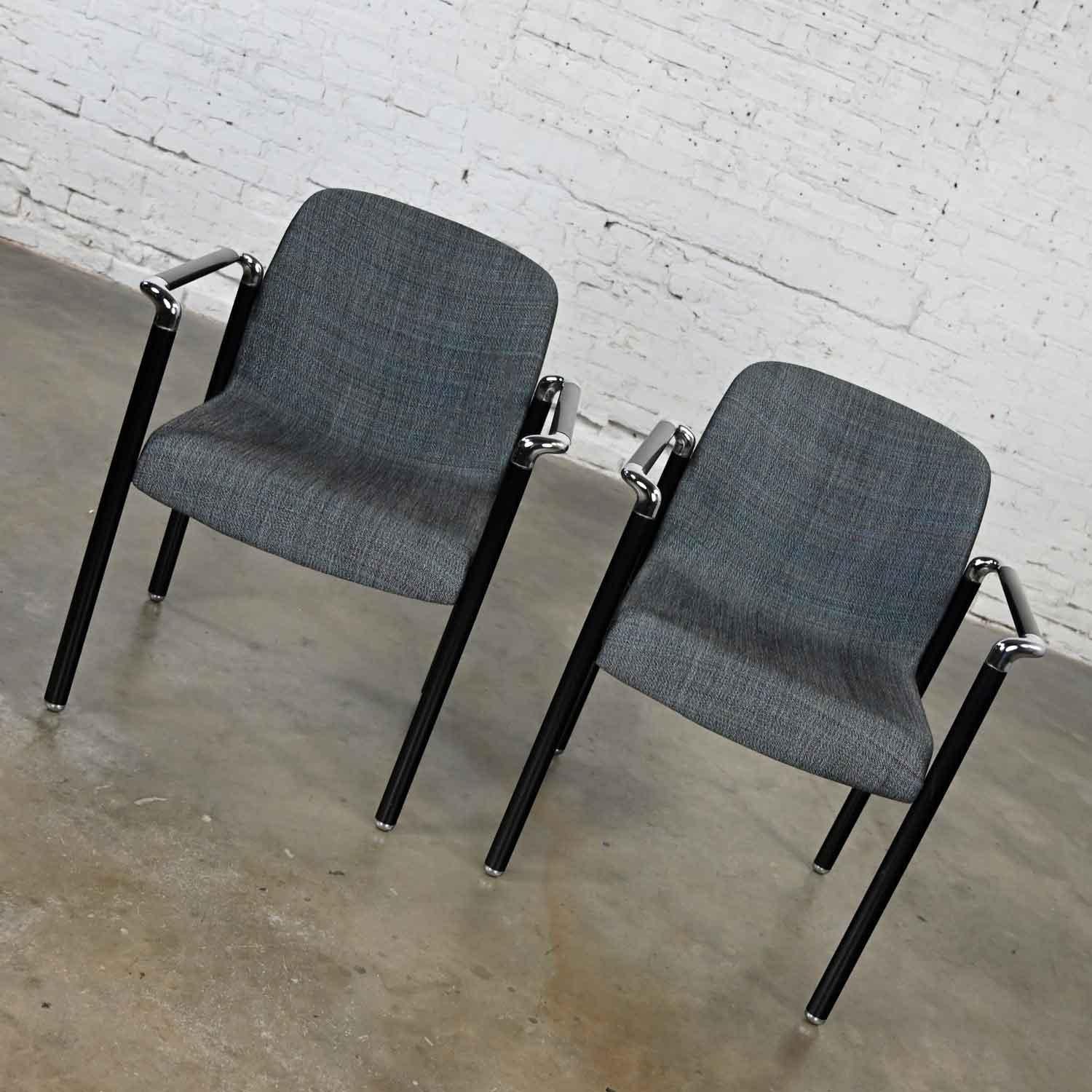 Herman Miller: Ein Paar Sessel aus Chrom und schwarzem Original-Stoff (Moderne) im Angebot