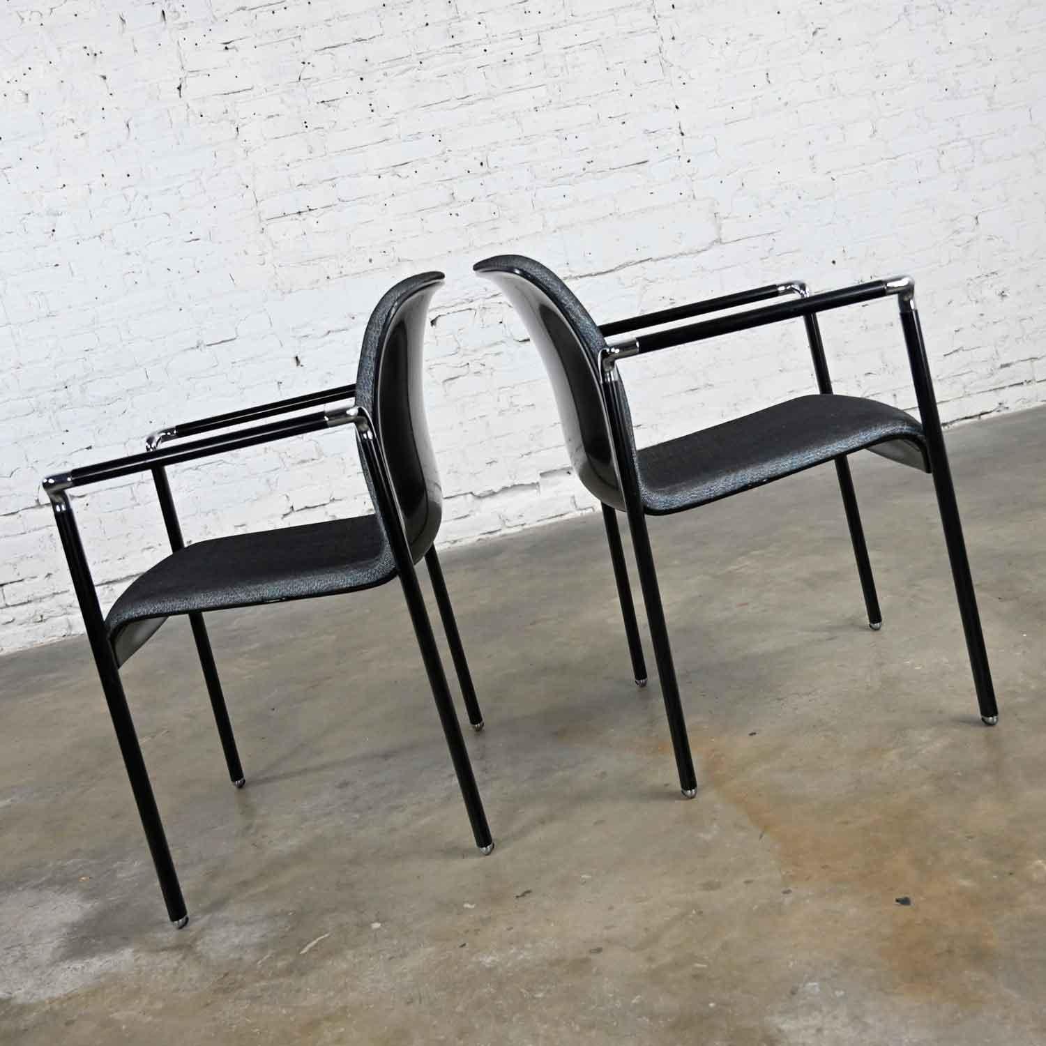 Américain Paire de fauteuils Herman Miller chromés et noirs avec tissu d'origine en vente