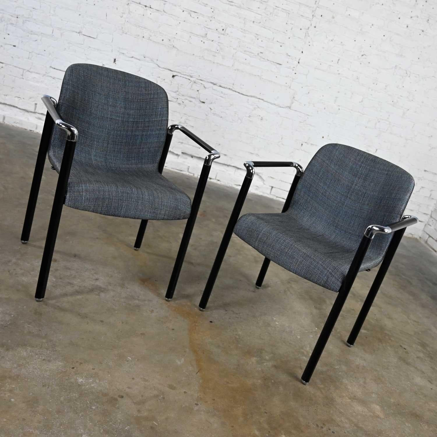 Paire de fauteuils Herman Miller chromés et noirs avec tissu d'origine Bon état - En vente à Topeka, KS