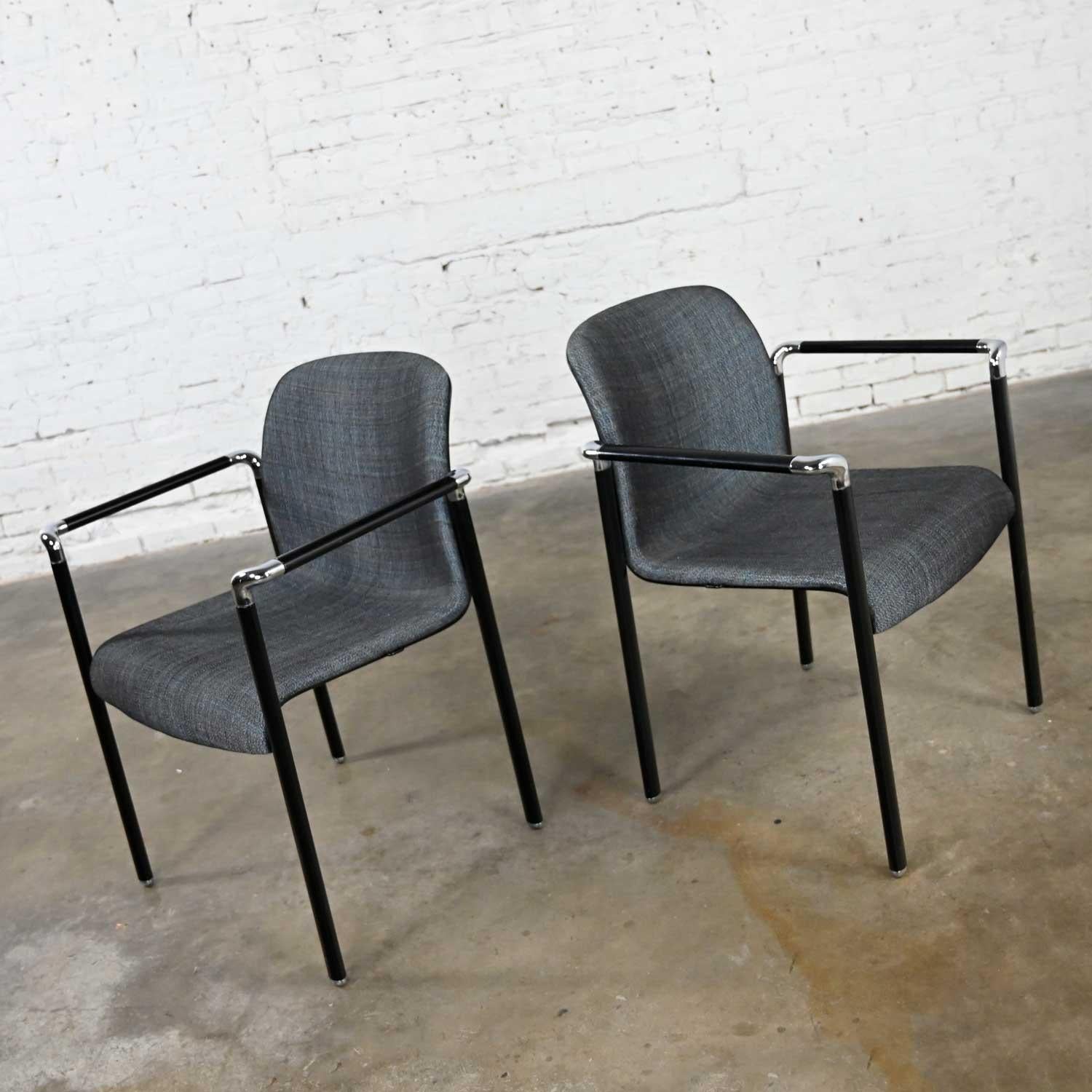 XXIe siècle et contemporain Paire de fauteuils Herman Miller chromés et noirs avec tissu d'origine en vente