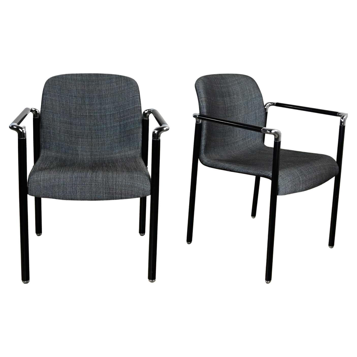 Paire de fauteuils Herman Miller chromés et noirs avec tissu d'origine en vente