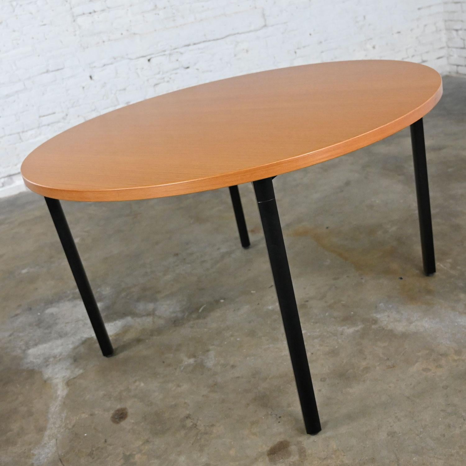 Moderne Table ronde Herman Miller en chêne naturel 