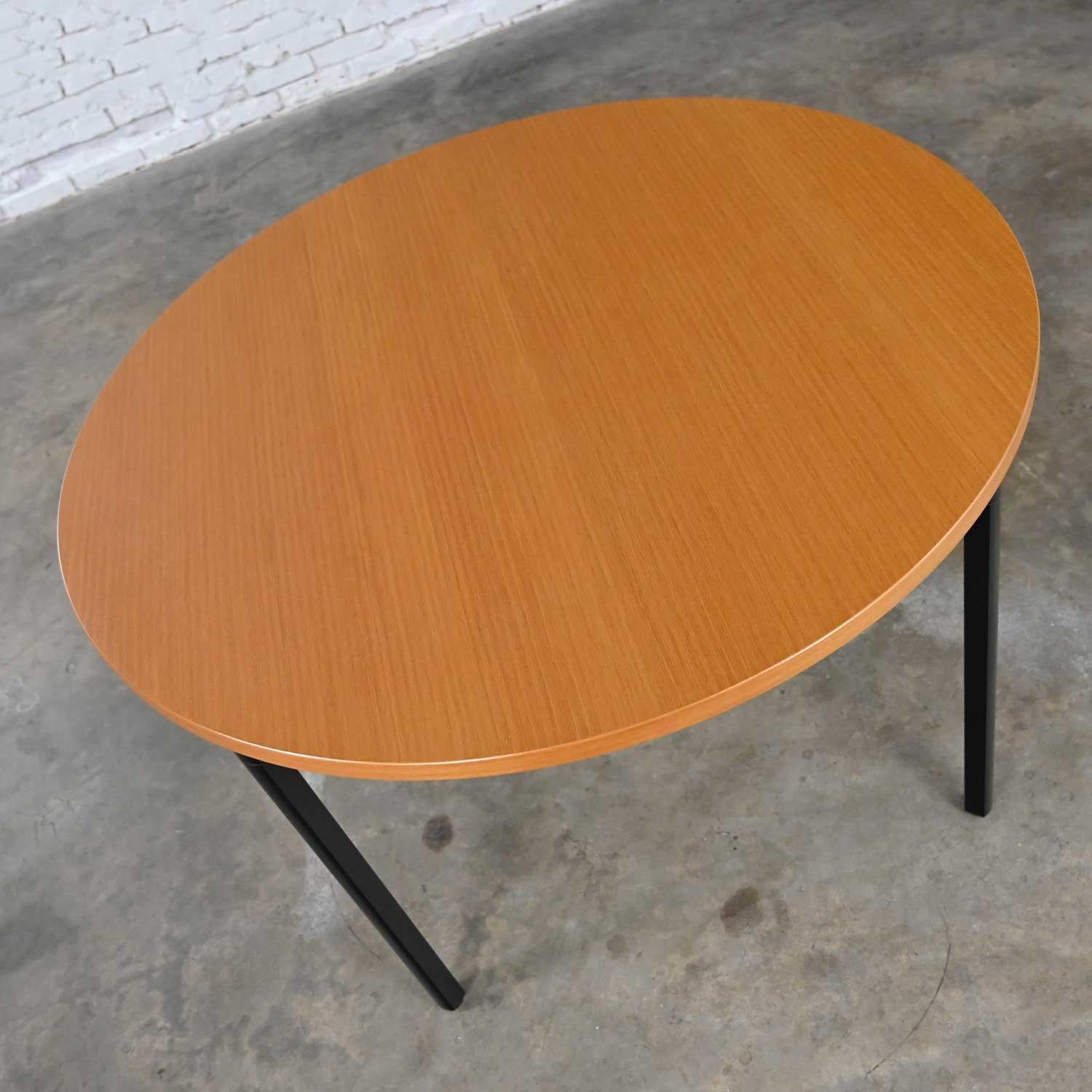 Herman Miller Natural Oak Round Everywhere Table by Dan Grabowski In Good Condition For Sale In Topeka, KS