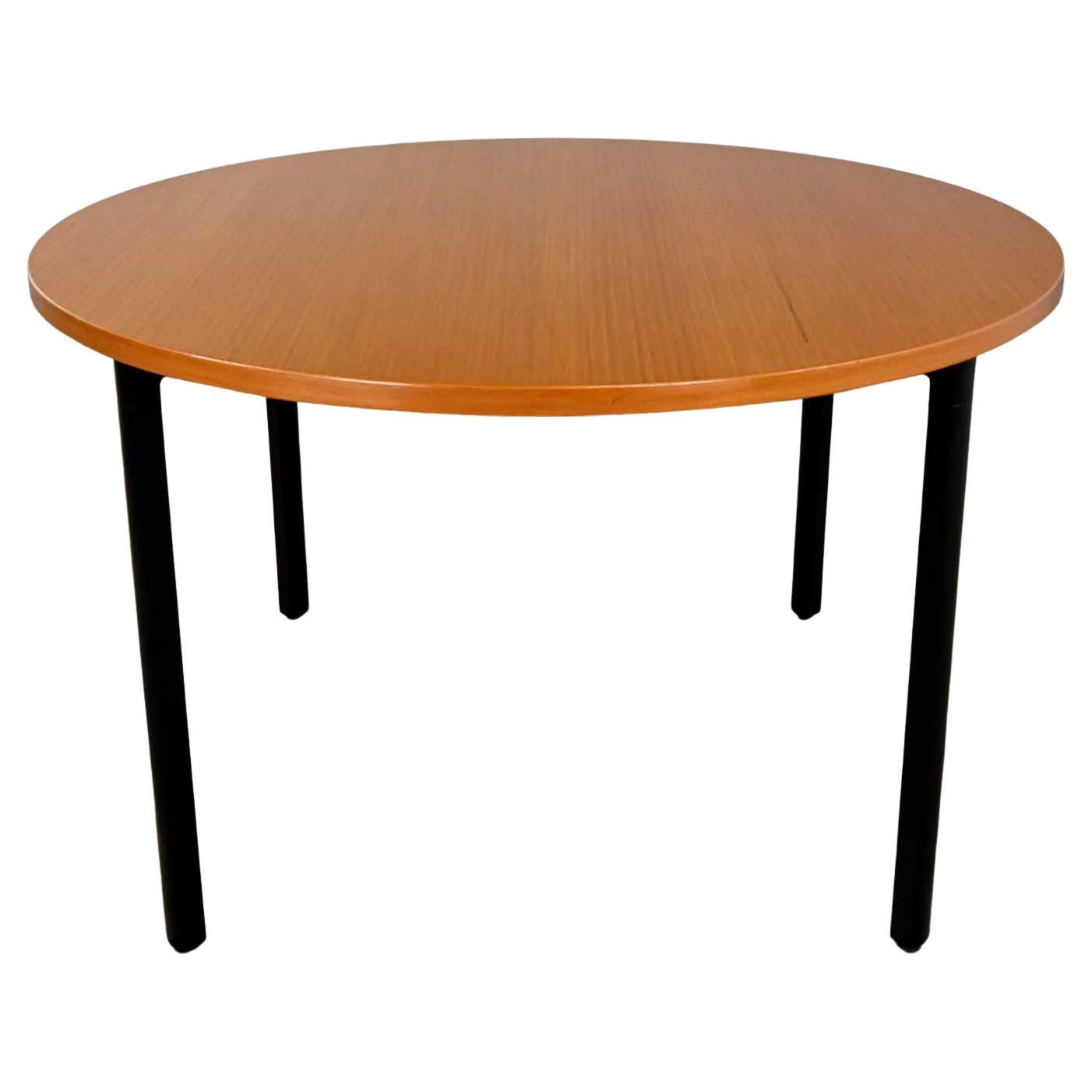 Table ronde Herman Miller en chêne naturel "Everywhere Table" par Dan Grabowski en vente