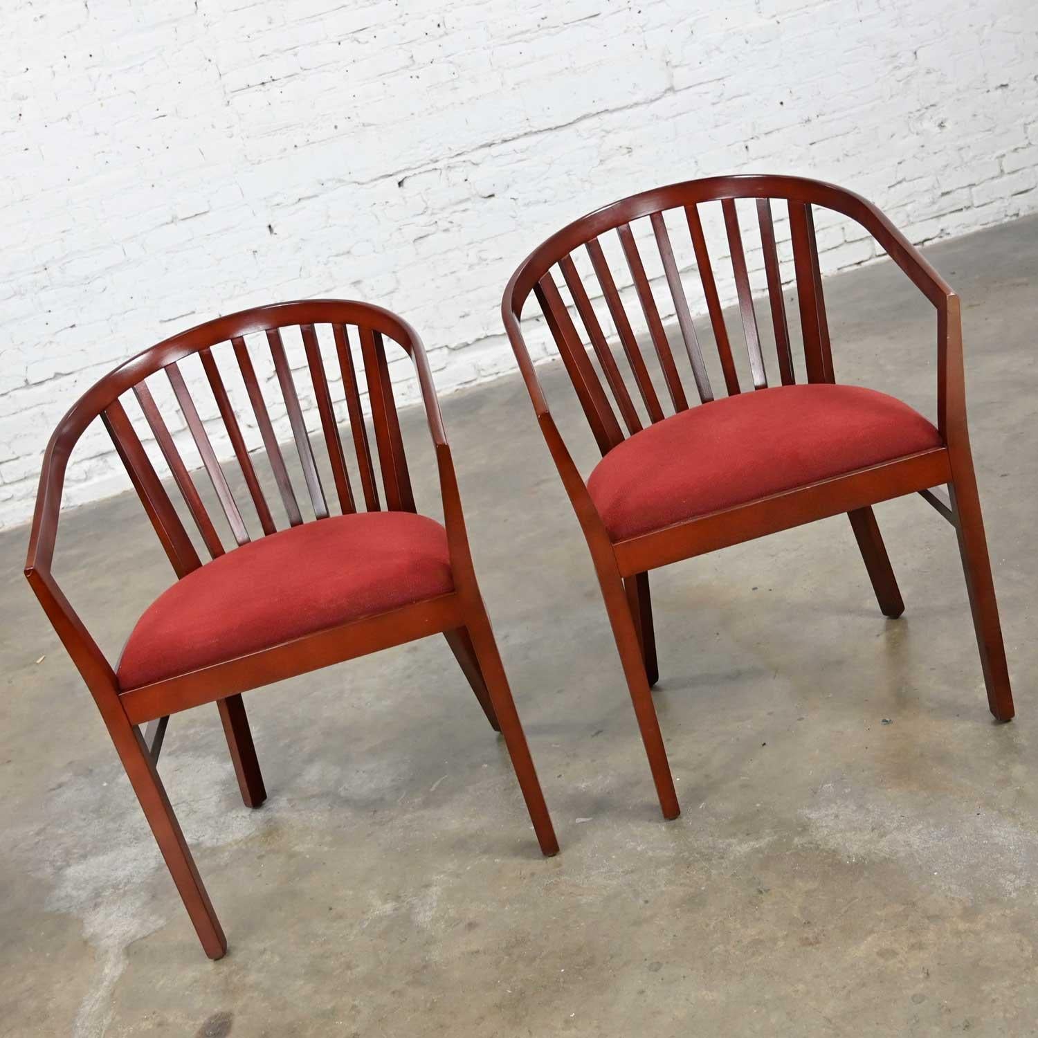 Fantastique paire de fauteuils modernes Herman Miller à dossier à lattes, composés d'une structure en bois finie en acajou brun avec des dossiers à lattes et leurs sièges en chenille orange brûlé d'origine, une paire. Très bon état, tout en gardant