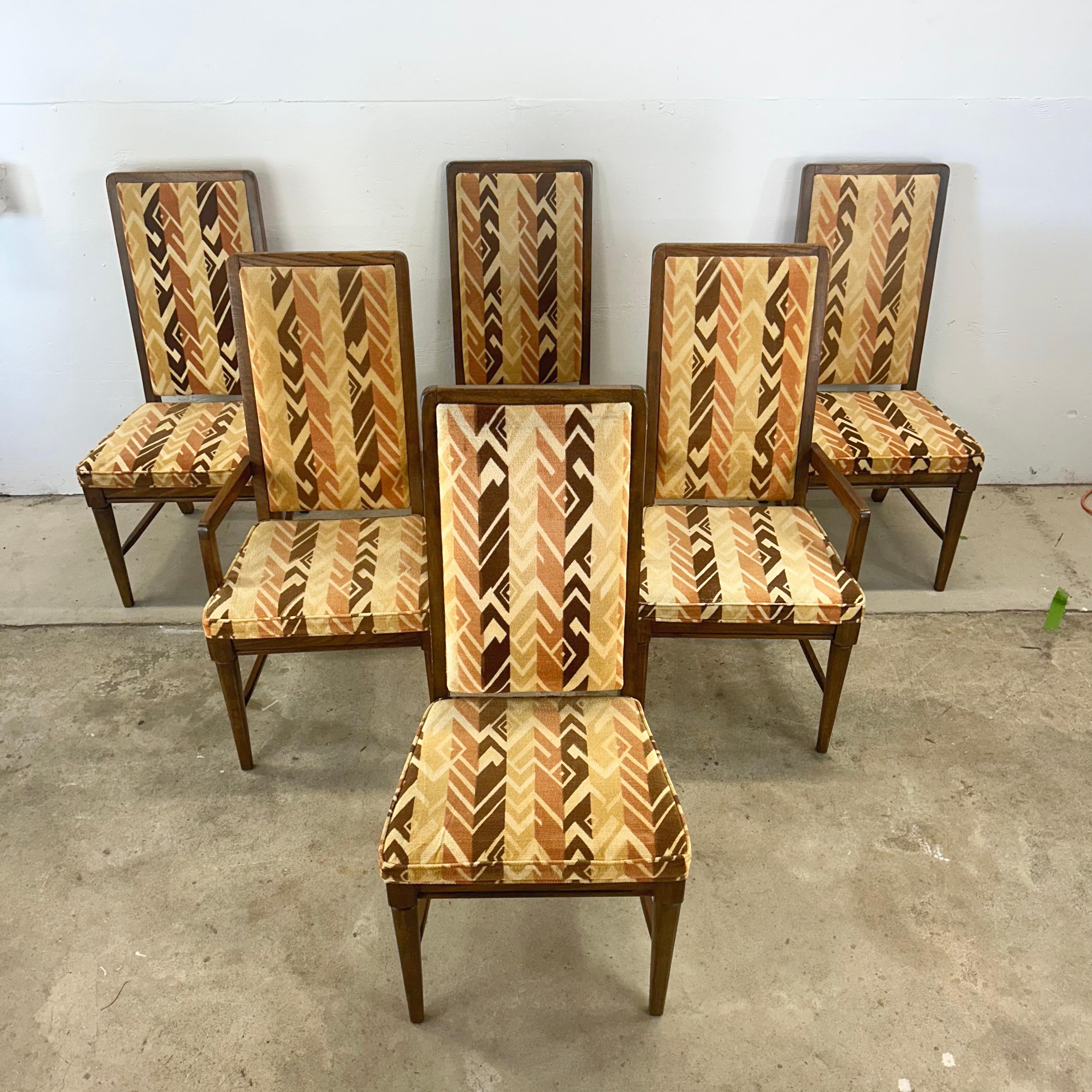 Cet ensemble de six chaises de salle à manger vintage modernes à dossier haut est le mélange parfait du style du milieu du siècle et du confort moderne. Le rembourrage rétro funky donne à ces chaises un côté unique, ajoutant une touche de couleur et