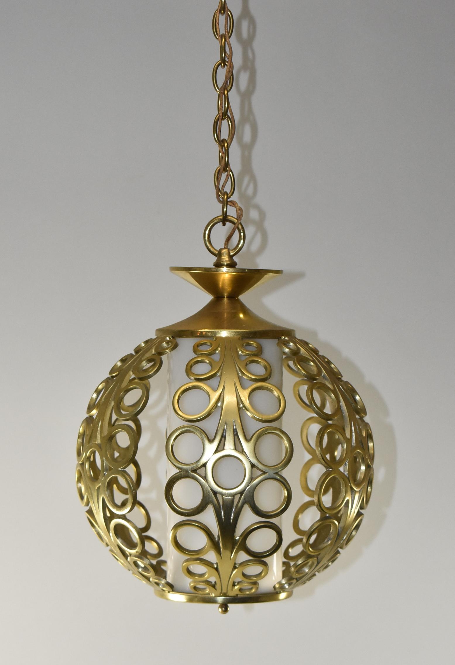Vintage Modern Hollywood Regency Brass Round Chandelier Pendant In Good Condition For Sale In Toledo, OH
