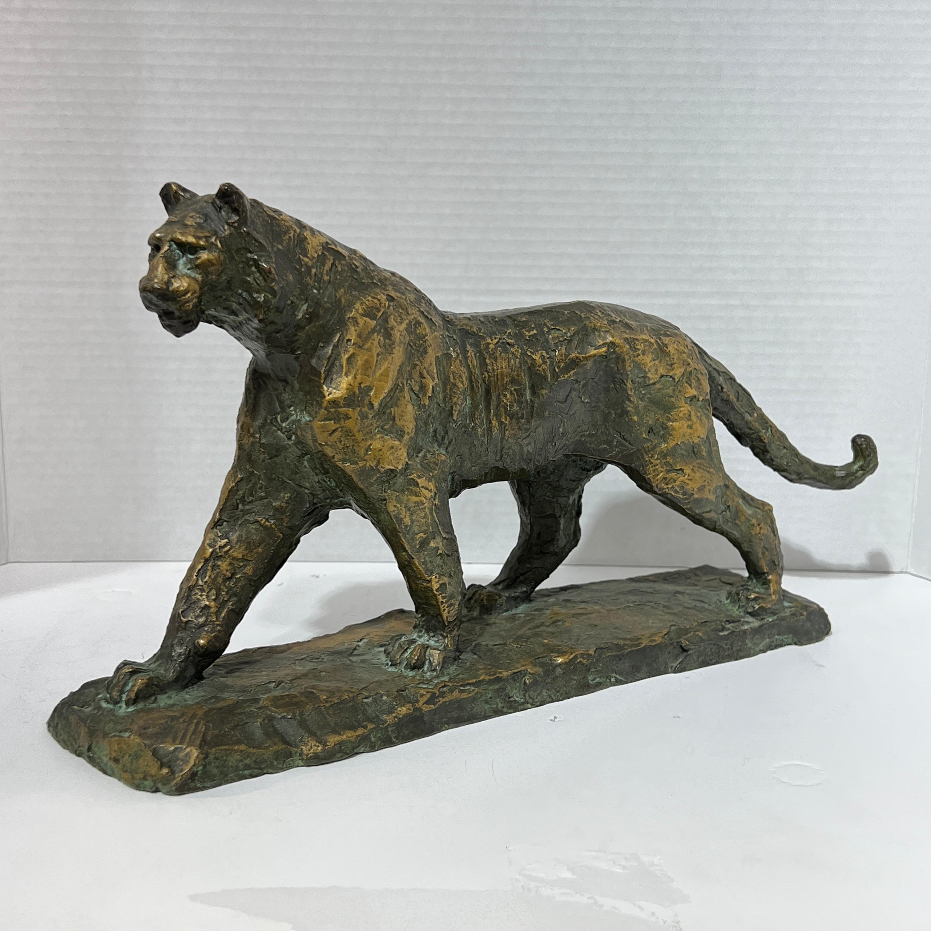 Figure en bronze finement sculptée et coulée d'un tigre ou d'un léopard marchant, signée apparemment en japonais.  