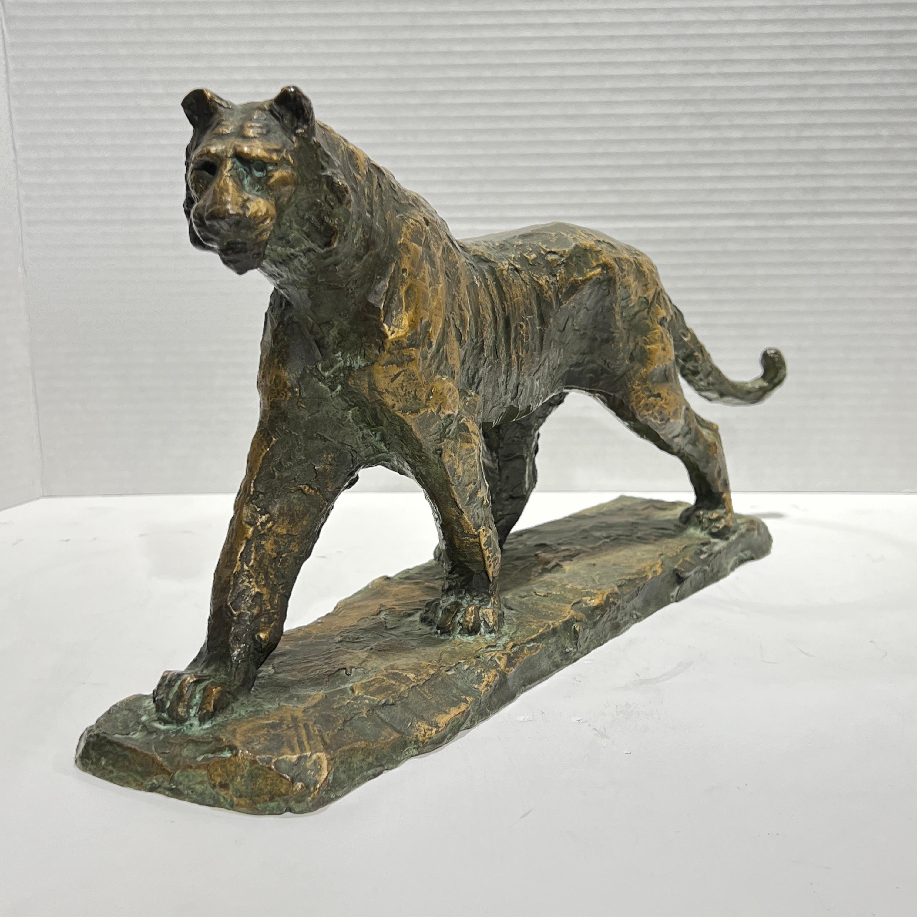 Mid-Century Modern Sculpture de tigre japonaise moderne vintage en bronze en vente