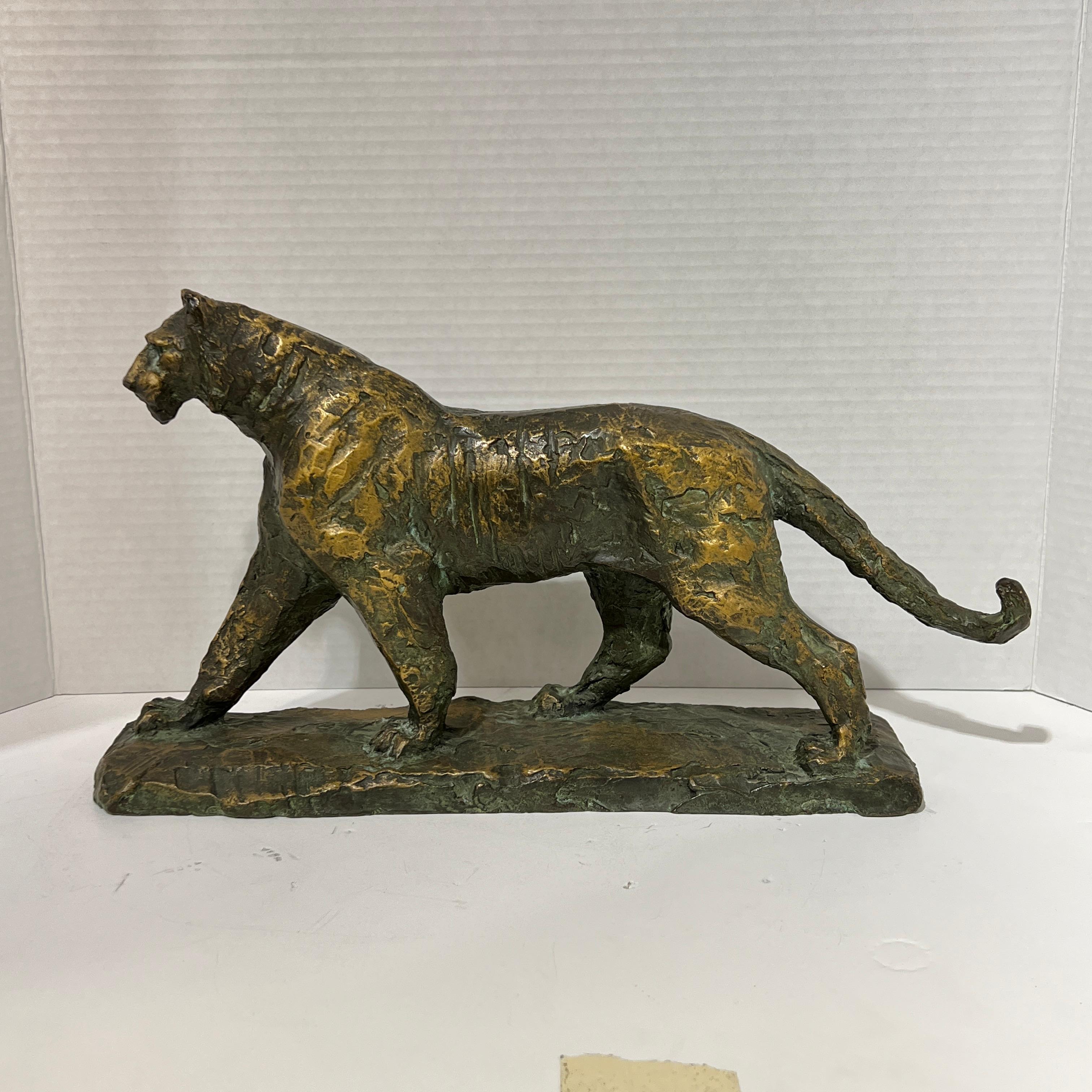 Patiné Sculpture de tigre japonaise moderne vintage en bronze en vente