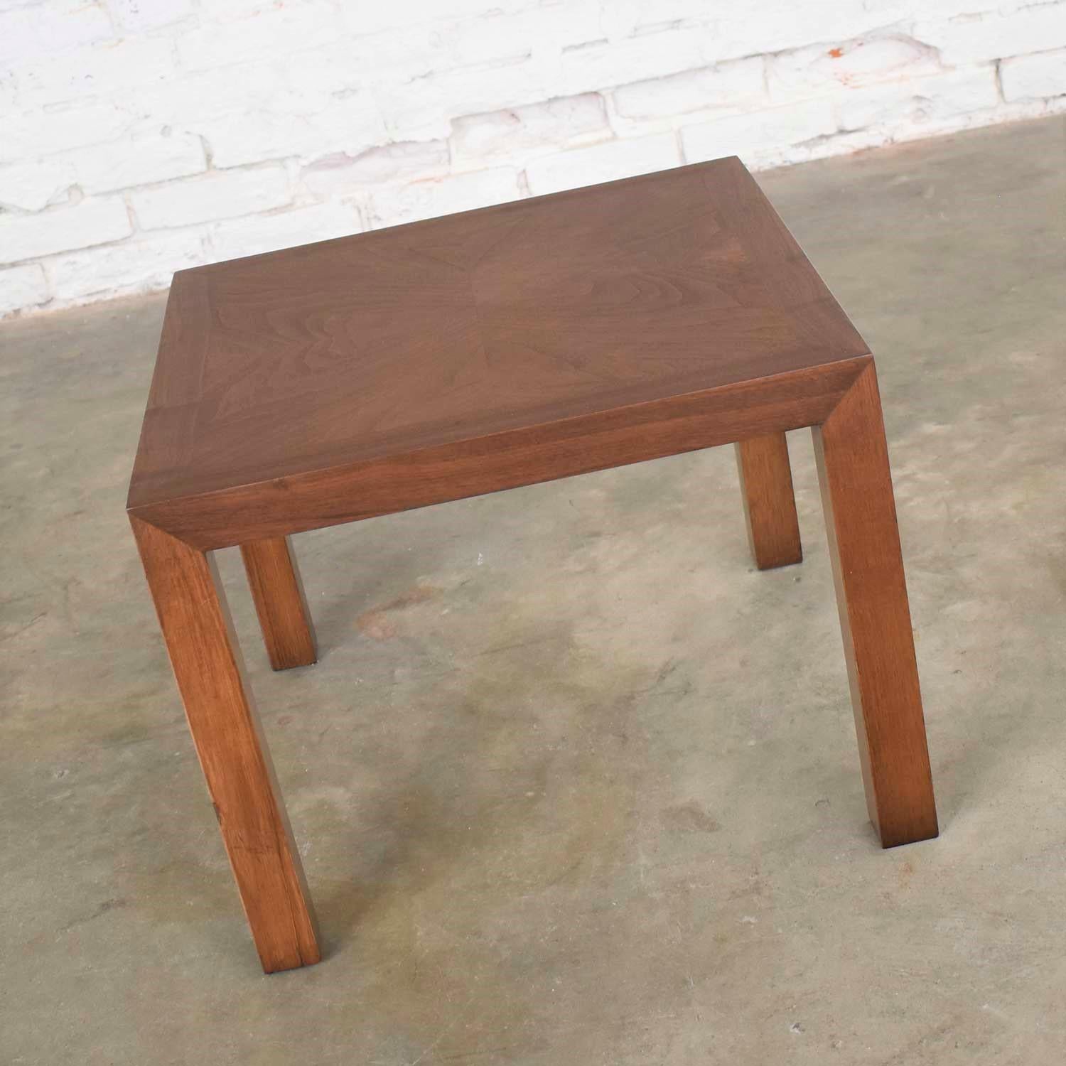 Moderne Lane table d'appoint carrée moderne vintage en noyer massif Parsons Style #1124-18, 1970 en vente