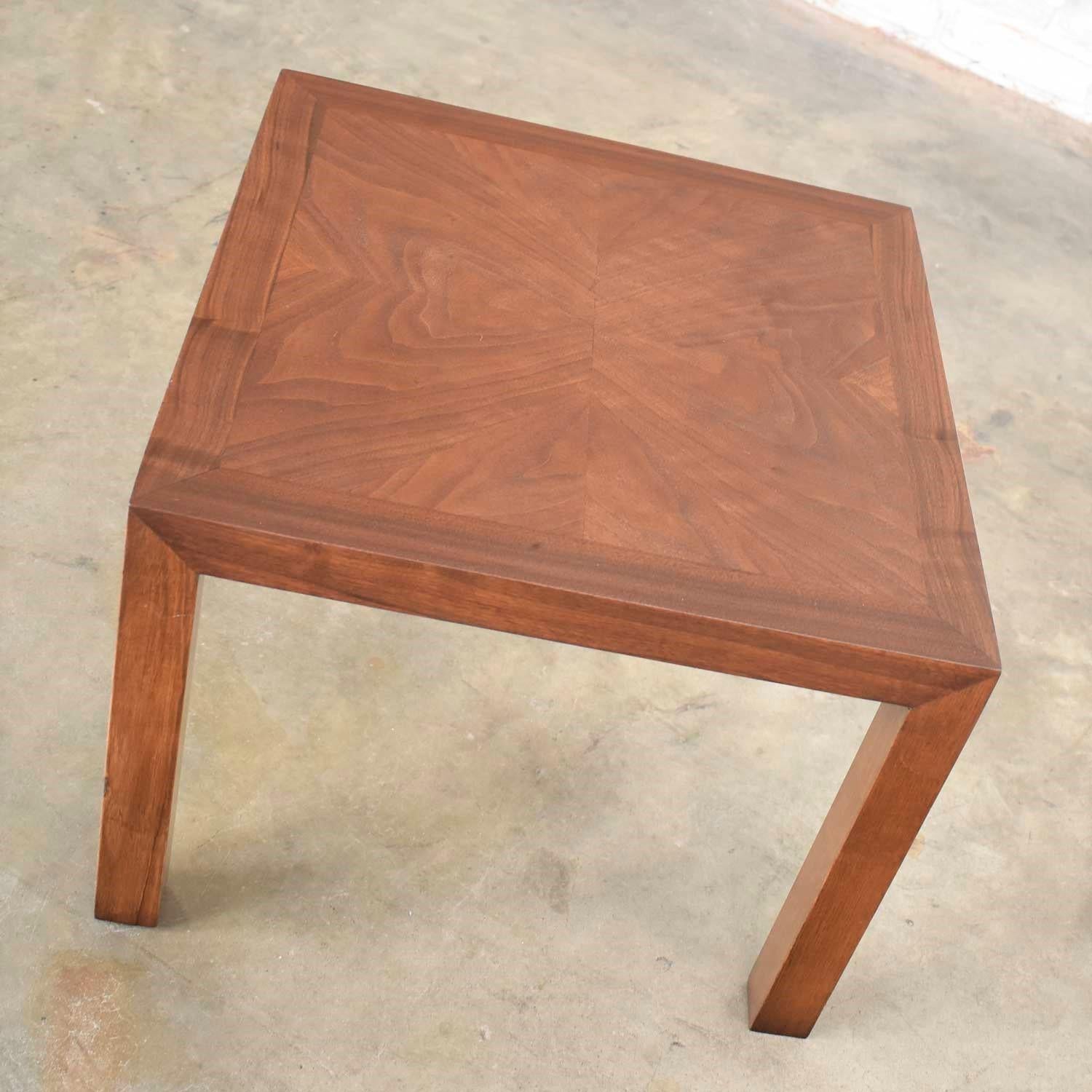 Incrusté Lane table d'appoint carrée moderne vintage en noyer massif Parsons Style #1124-18, 1970 en vente