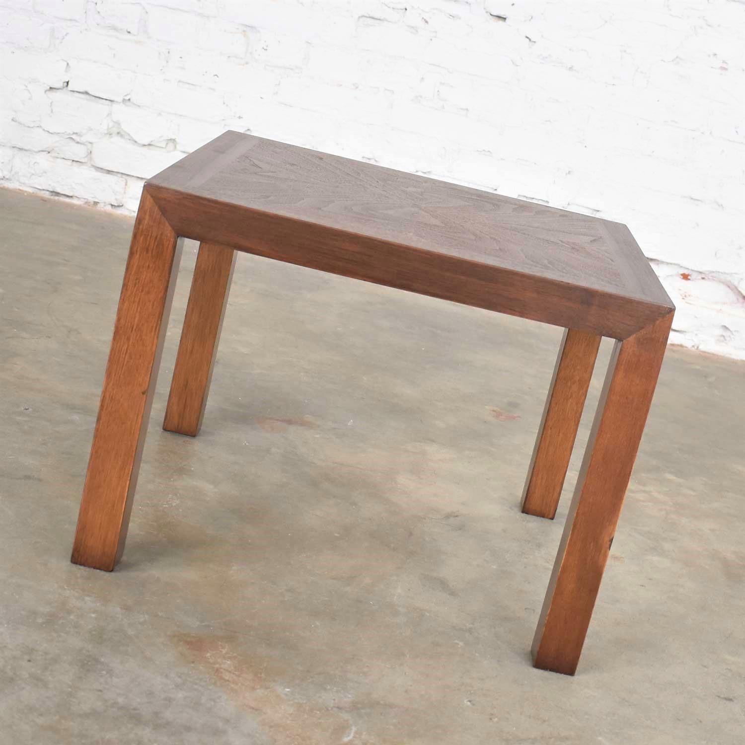 Noyer Lane table d'appoint carrée moderne vintage en noyer massif Parsons Style #1124-18, 1970 en vente