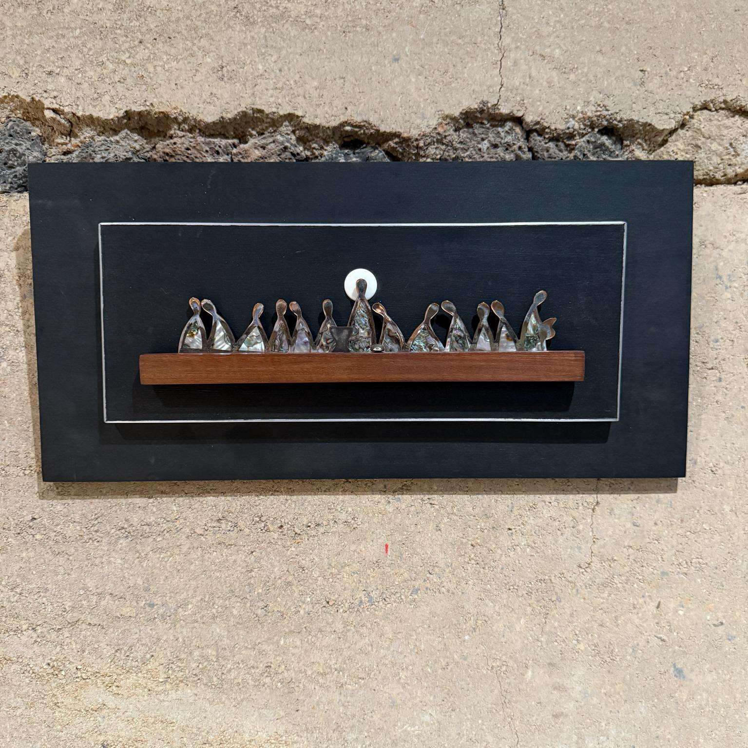 Ein modernes Abendmahl im Stil von Emaus oder Talleres Nomasticos zu Ihrer Ansicht. Gefertigt aus Mahagoni und versilbertem Metall mit Abalone. Schwarz lackierte Rückwand mit Aluminiumverkleidung. Kein Label des Herstellers vorhanden.

Abmessungen: