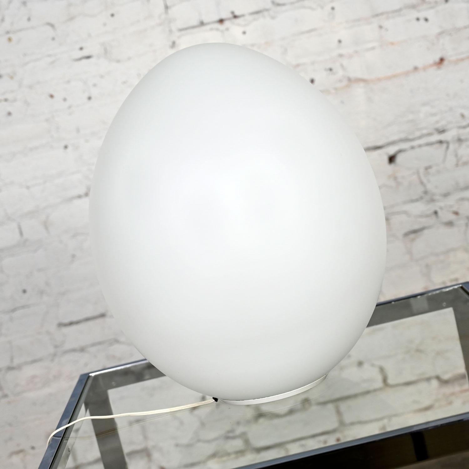 Gorgeous vintage Modern sculpted egg lamp large scale model V-1318 by Laurel Lamp Company with Italian white frosted glass globe. Beautiful condition, keeping in mind that this is vintage and not new so will have signs of use and wear. Please see