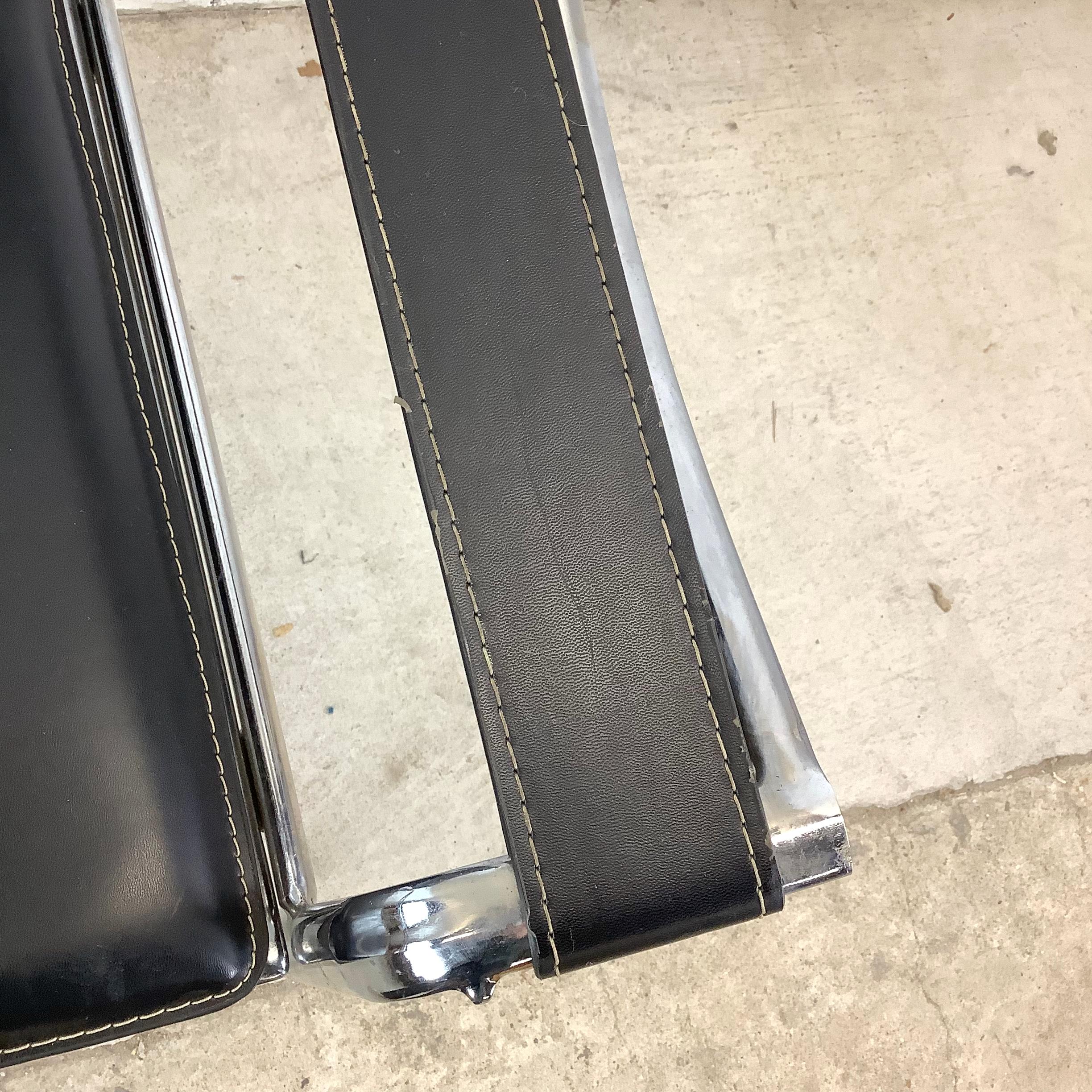 Fauteuil club vintage moderne en cuir et chrome après Mart Stam en vente 2