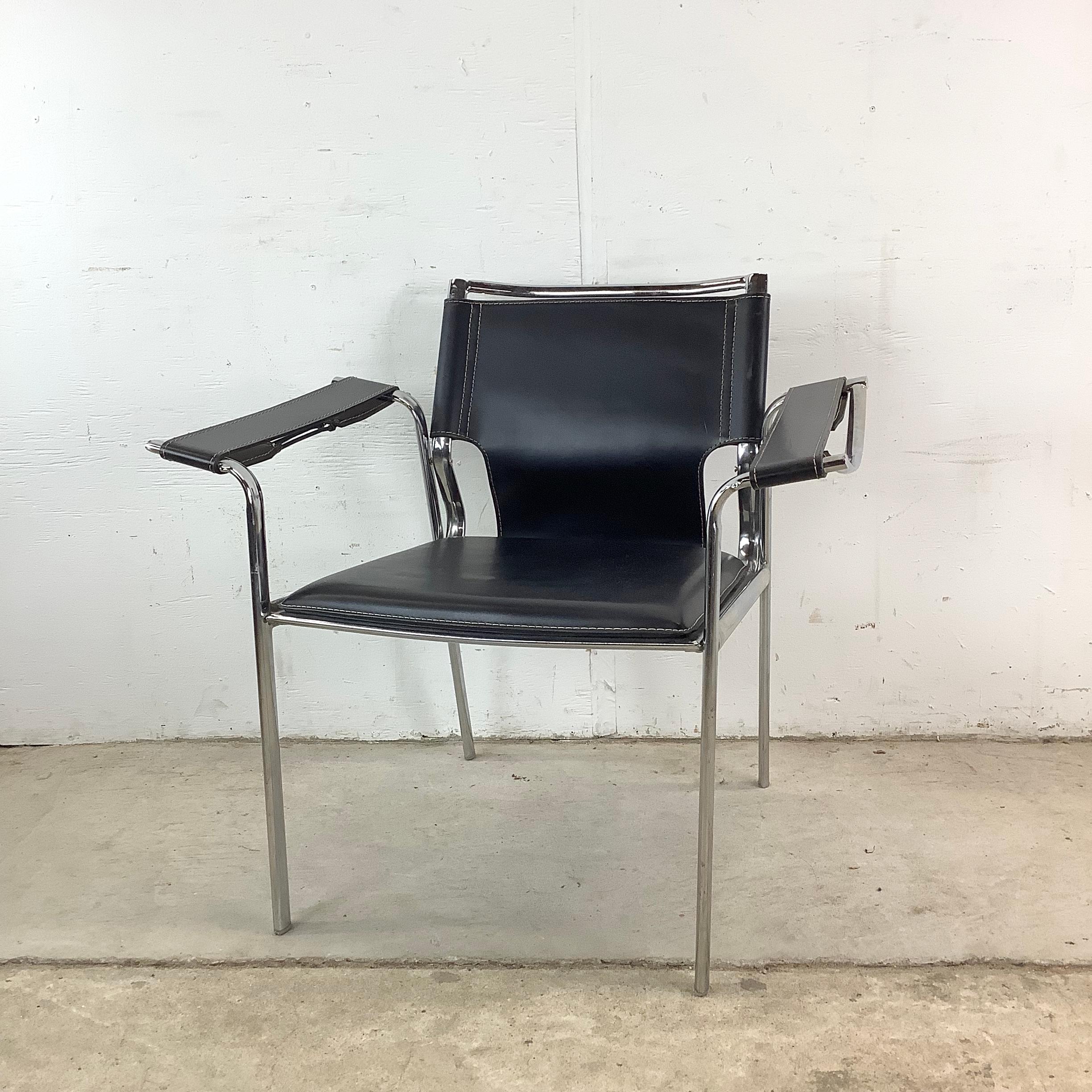 Ce fauteuil moderne présente l'harmonie parfaite entre le métal froid et le cuir souple. Ses lignes épurées et son cadre géométrique lui confèrent une présence saisissante et contemporaine.

La structure en chrome poli supporte une assise et un