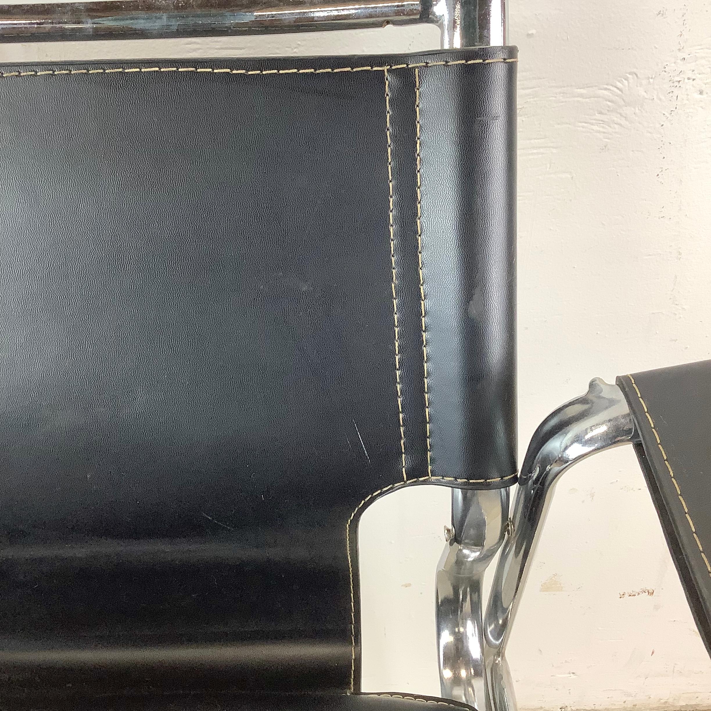 Fauteuil club vintage moderne en cuir et chrome après Mart Stam en vente 1